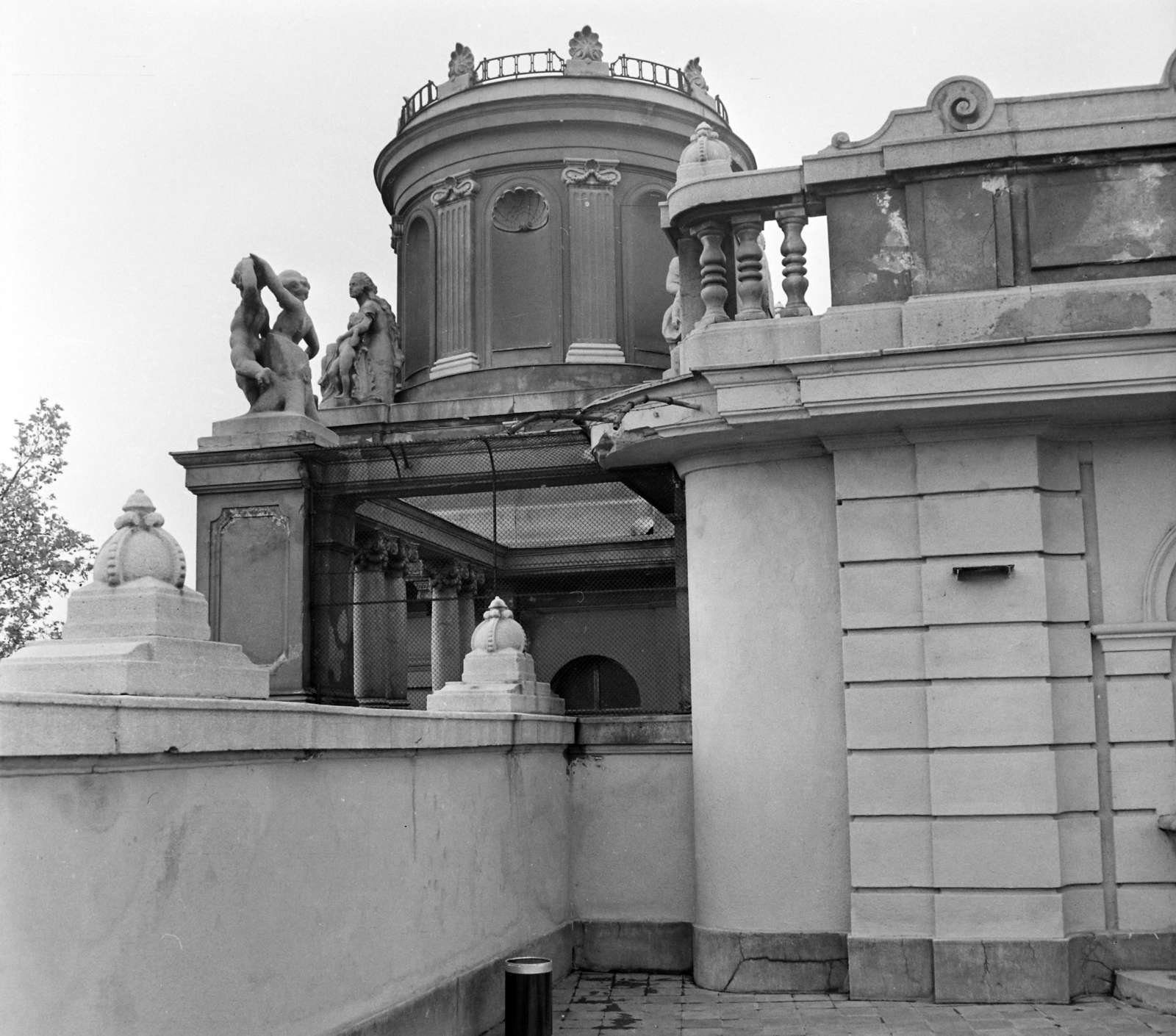 Hungary, Budapest XIV., Széchenyi fürdő, napozóterasz. A kép forrását kérjük így adja meg: Fortepan / Budapest Főváros Levéltára. Levéltári jelzet: HU.BFL.XV.19.c.10, 1963, Budapest Főváros Levéltára / BRFK helyszínelési fényképei, BRFK Hivatala Bűnügyi Technikai Osztály, thermal bath, Budapest, Neo-Baroque-style, Győző Czigler-design, Fortepan #104439