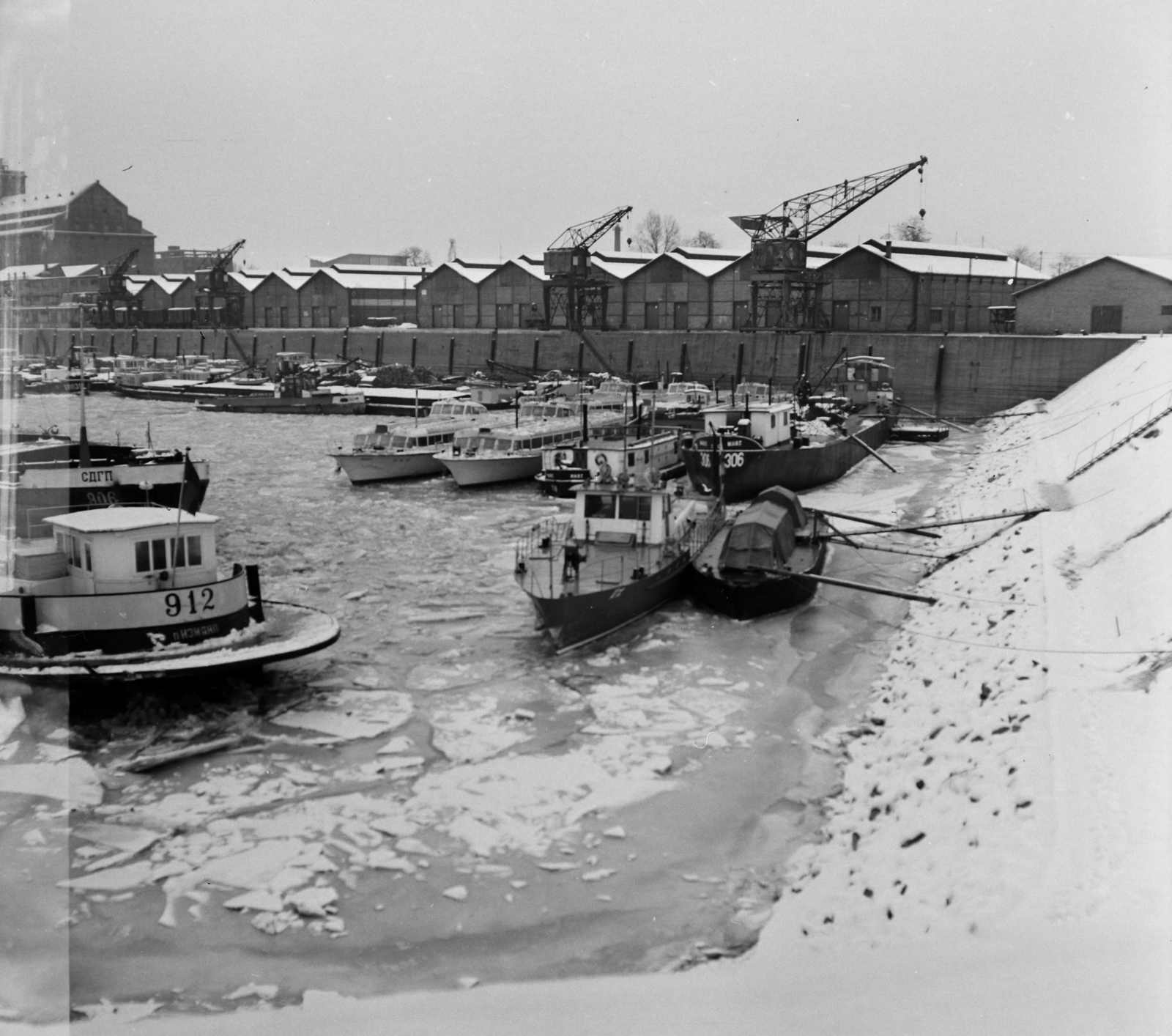 Hungary, Csepeli Szabadkikötő, Budapest XXI., A kép forrását kérjük így adja meg: Fortepan / Budapest Főváros Levéltára. Levéltári jelzet: HU.BFL.XV.19.c.10, 1963, Budapest Főváros Levéltára / BRFK helyszínelési fényképei, BRFK Hivatala Bűnügyi Technikai Osztály, ship, water bus, Budapest, Fortepan #104444