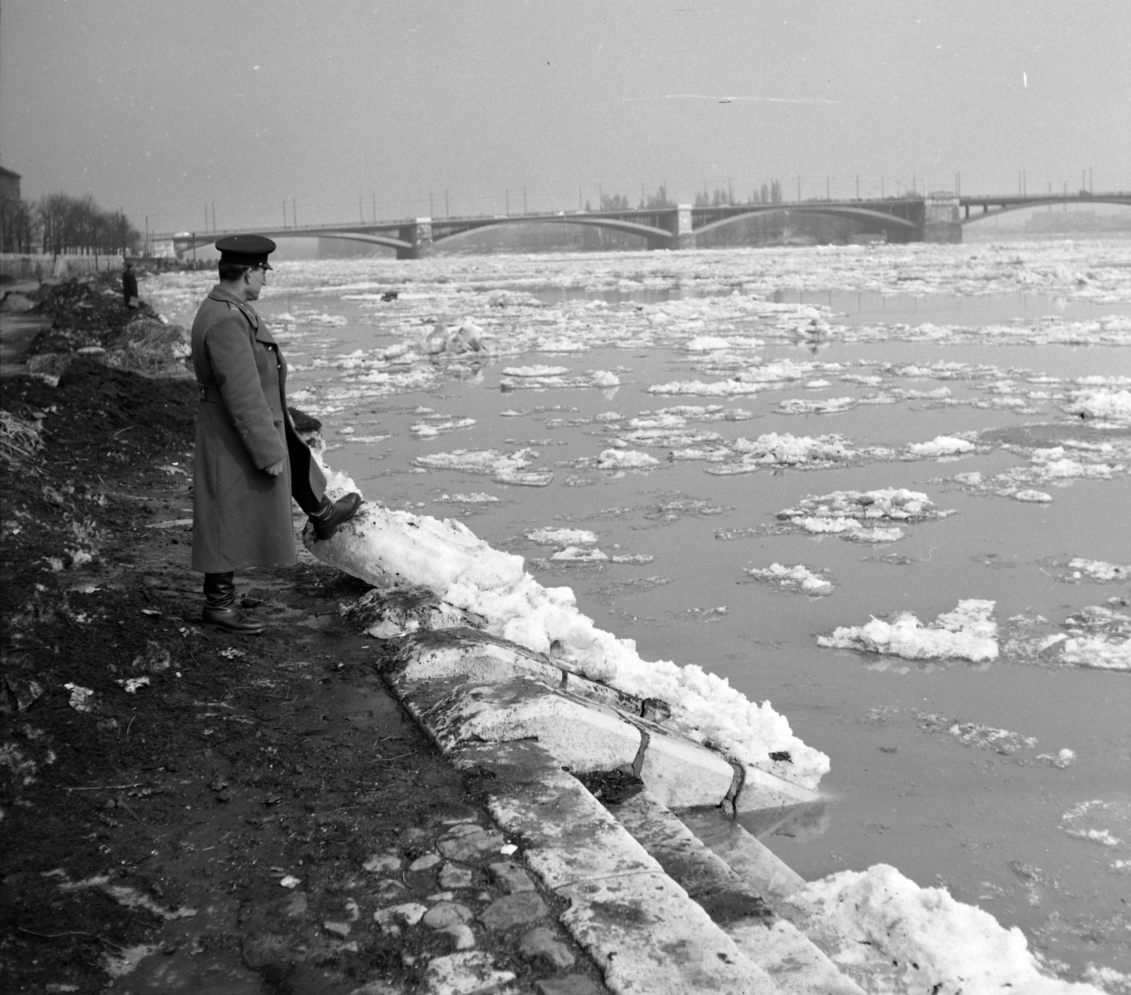 Magyarország, Budapest II., budai alsó rakpart a Vitéz utca környékén, szemben a Margit híd. A kép forrását kérjük így adja meg: Fortepan / Budapest Főváros Levéltára. Levéltári jelzet: HU.BFL.XV.19.c.10, 1963, Budapest Főváros Levéltára / BRFK helyszínelési fényképei, BRFK Hivatala Bűnügyi Technikai Osztály, jégzajlás, Budapest, Fortepan #104464