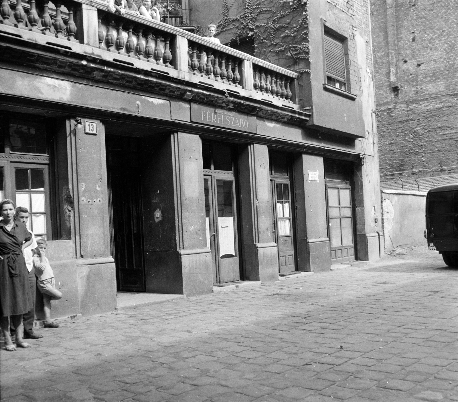 Magyarország, Budapest VII., Klauzál utca 13. A kép forrását kérjük így adja meg: Fortepan / Budapest Főváros Levéltára. Levéltári jelzet: HU.BFL.XV.19.c.10, 1963, Budapest Főváros Levéltára / BRFK helyszínelési fényképei, BRFK Hivatala Bűnügyi Technikai Osztály, Budapest, halottaskocsi, Fortepan #104477