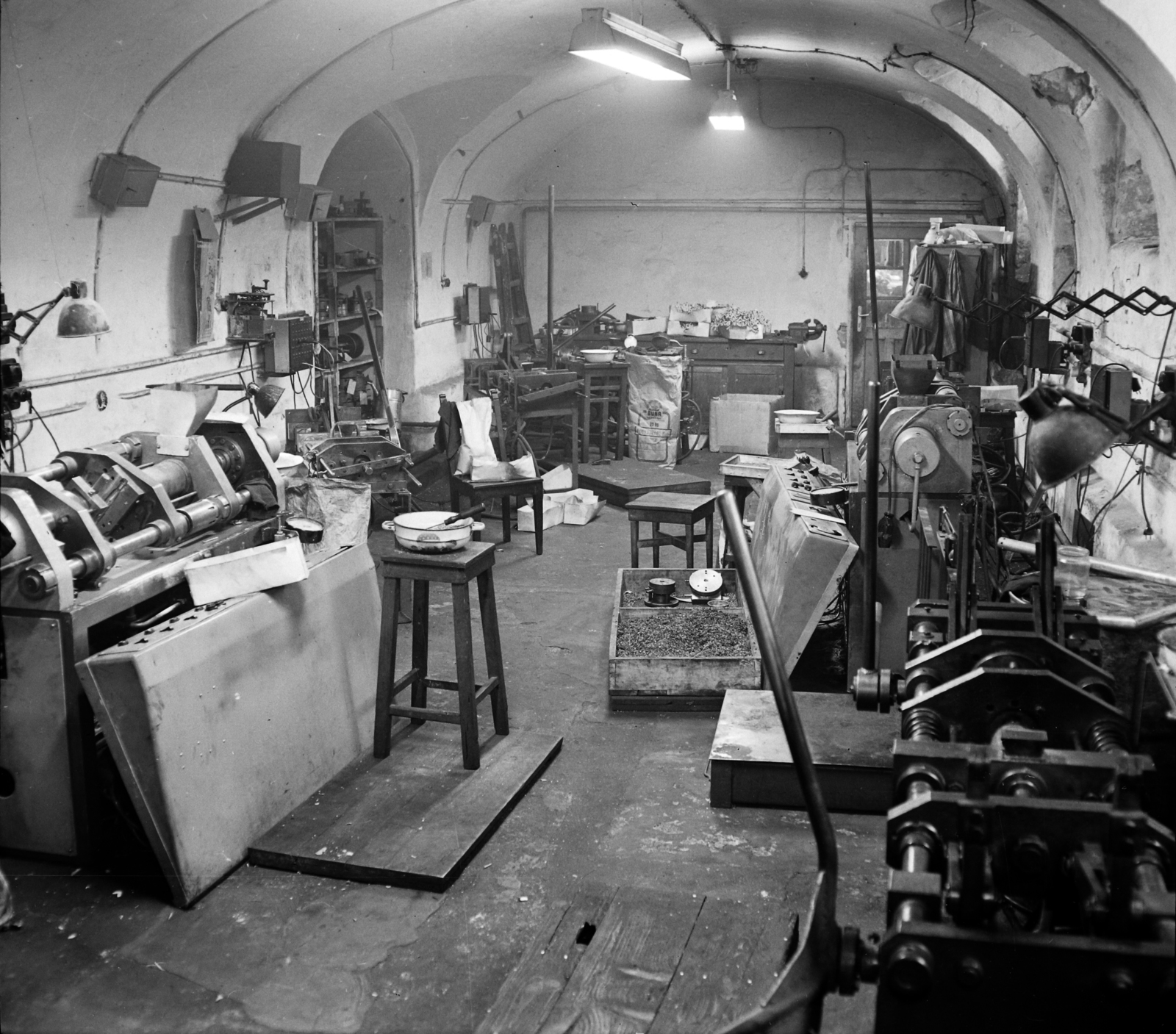 Hungary, Budapest XIV., Francia út 42., a Műanyagtechnika KTSz fröccsöntő műhelye. A kép forrását kérjük így adja meg: Fortepan / Budapest Főváros Levéltára. Levéltári jelzet: HU.BFL.XV.19.c.10, 1963, Budapest Főváros Levéltára / BRFK helyszínelési fényképei, BRFK Hivatala Bűnügyi Technikai Osztály, Budapest, Fortepan #104479