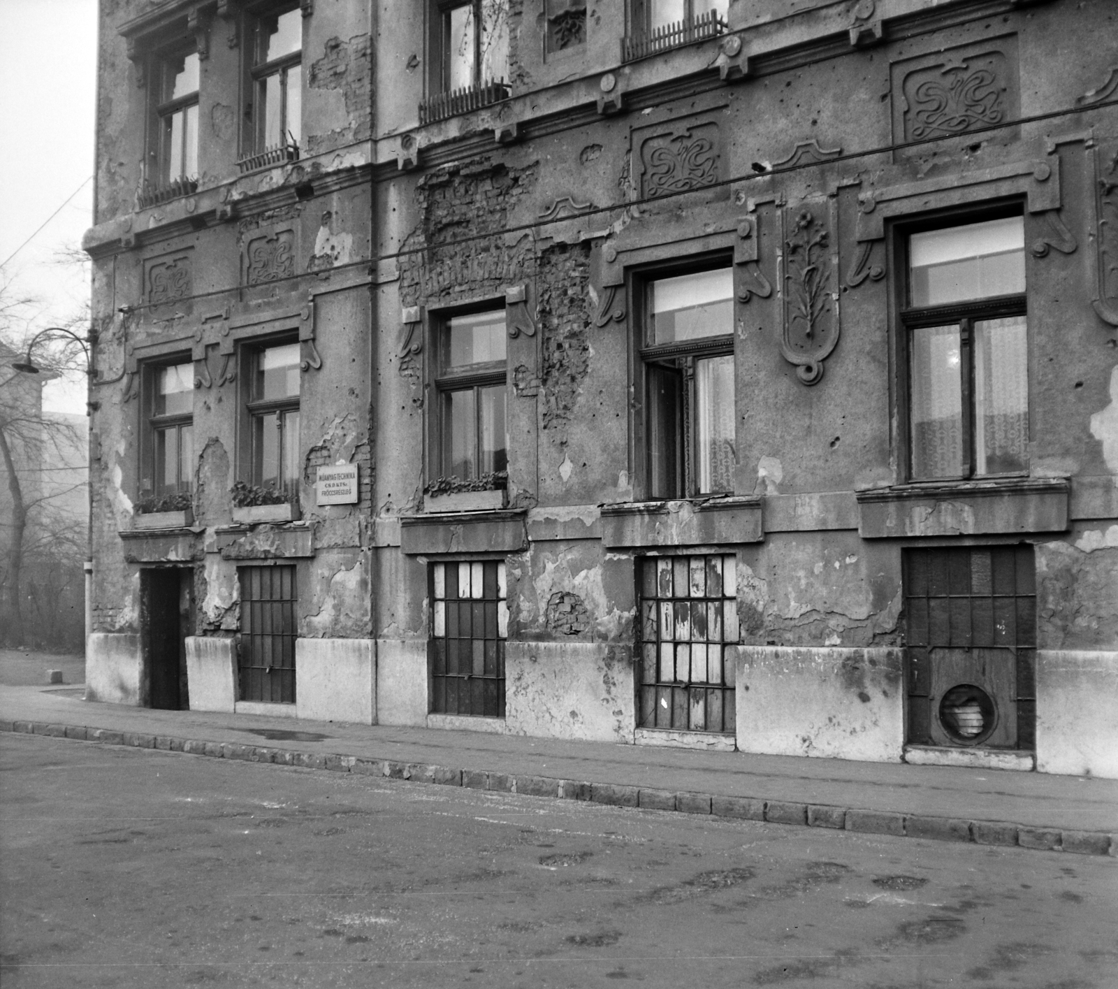 Magyarország, Budapest XIV., Francia út 42. A kép forrását kérjük így adja meg: Fortepan / Budapest Főváros Levéltára. Levéltári jelzet: HU.BFL.XV.19.c.10, 1963, Budapest Főváros Levéltára / BRFK helyszínelési fényképei, BRFK Hivatala Bűnügyi Technikai Osztály, Budapest, Fortepan #104480