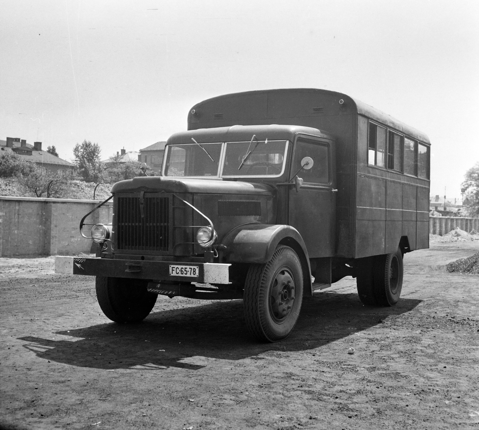 Hungary, Budapest XIV., Hungária körút 149., a BRFK Közlekedésrendészeti Osztályának a Francia út felé eső udvara, mögötte a vasúti töltésen túl a Mexikói út házai. A kép forrását kérjük így adja meg: Fortepan / Budapest Főváros Levéltára. Levéltári jelzet: HU.BFL.XV.19.c.10, 1963, Budapest Főváros Levéltára / BRFK helyszínelési fényképei, BRFK Hivatala Bűnügyi Technikai Osztály, Hungarian brand, Csepel-brand, number plate, Budapest, Fortepan #104484