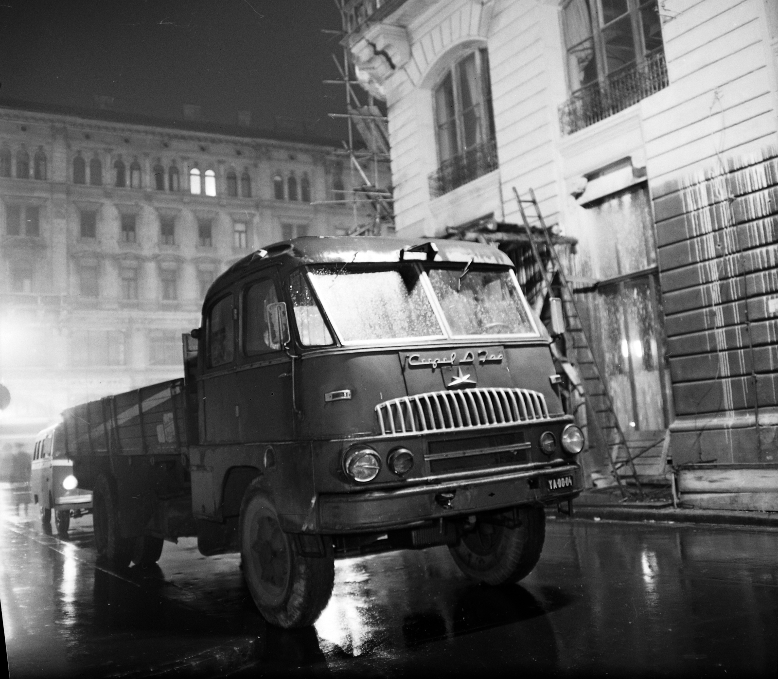 Hungary, Budapest V.,Budapest VII., Gerlóczy utca a Károly (Tanács) körút felé nézve. A kép forrását kérjük így adja meg: Fortepan / Budapest Főváros Levéltára. Levéltári jelzet: HU.BFL.XV.19.c.10, 1963, Budapest Főváros Levéltára / BRFK helyszínelési fényképei, BRFK Hivatala Bűnügyi Technikai Osztály, Hungarian brand, commercial vehicle, Csepel-brand, Budapest, Fortepan #104496