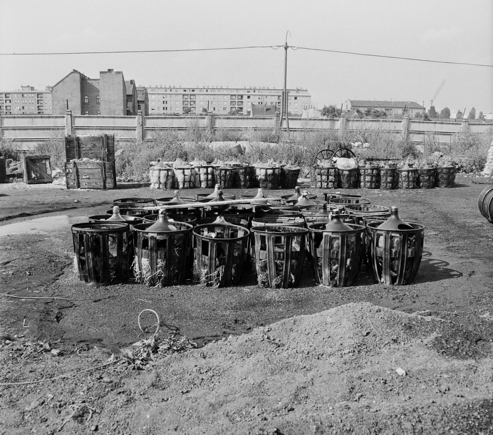 Hungary, Budapest XI., Prielle Kornélia utca, szemben a háttérben a Hamzsabégi út házsora. A kép forrását kérjük így adja meg: Fortepan / Budapest Főváros Levéltára. Levéltári jelzet: HU.BFL.XV.19.c.10, 1963, Budapest Főváros Levéltára / BRFK helyszínelési fényképei, BRFK Hivatala Bűnügyi Technikai Osztály, Budapest, Fortepan #104500