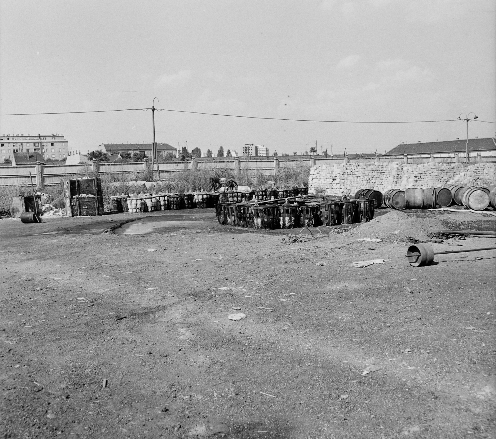Hungary, Budapest XI., Prielle Kornélia utca, balra a Hamzsabégi út házsorának részlete, jobbra a Bogdánfy utcánál épülnek a toronyházak. A kép forrását kérjük így adja meg: Fortepan / Budapest Főváros Levéltára. Levéltári jelzet: HU.BFL.XV.19.c.10, 1963, Budapest Főváros Levéltára / BRFK helyszínelési fényképei, BRFK Hivatala Bűnügyi Technikai Osztály, barrel, Budapest, Fortepan #104501