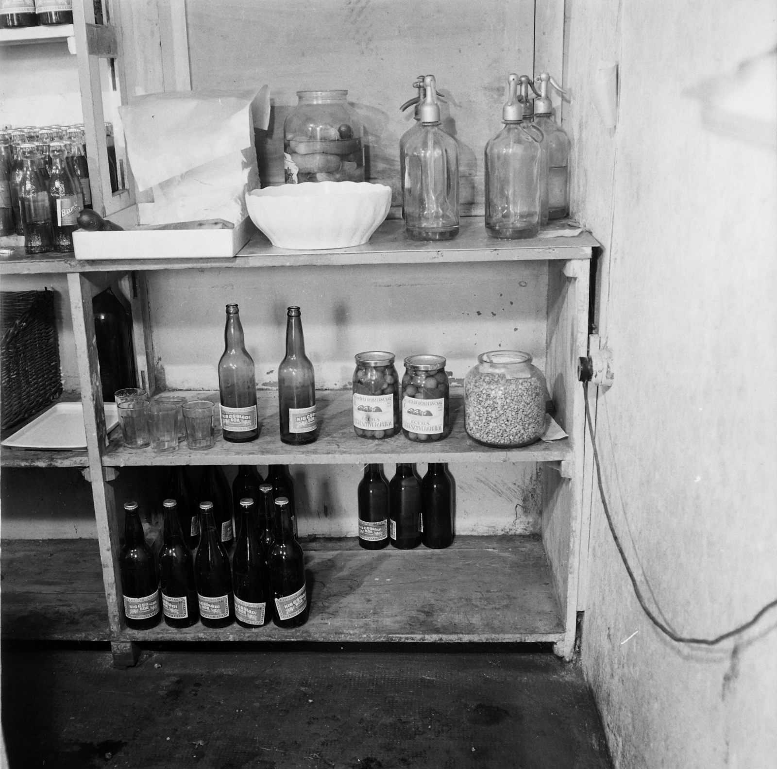 Hungary, A kép forrását kérjük így adja meg: Fortepan / Budapest Főváros Levéltára. Levéltári jelzet: HU.BFL.XV.19.c.10, 1963, Budapest Főváros Levéltára / BRFK helyszínelési fényképei, BRFK Hivatala Bűnügyi Technikai Osztály, soda water bottle, Fortepan #104512