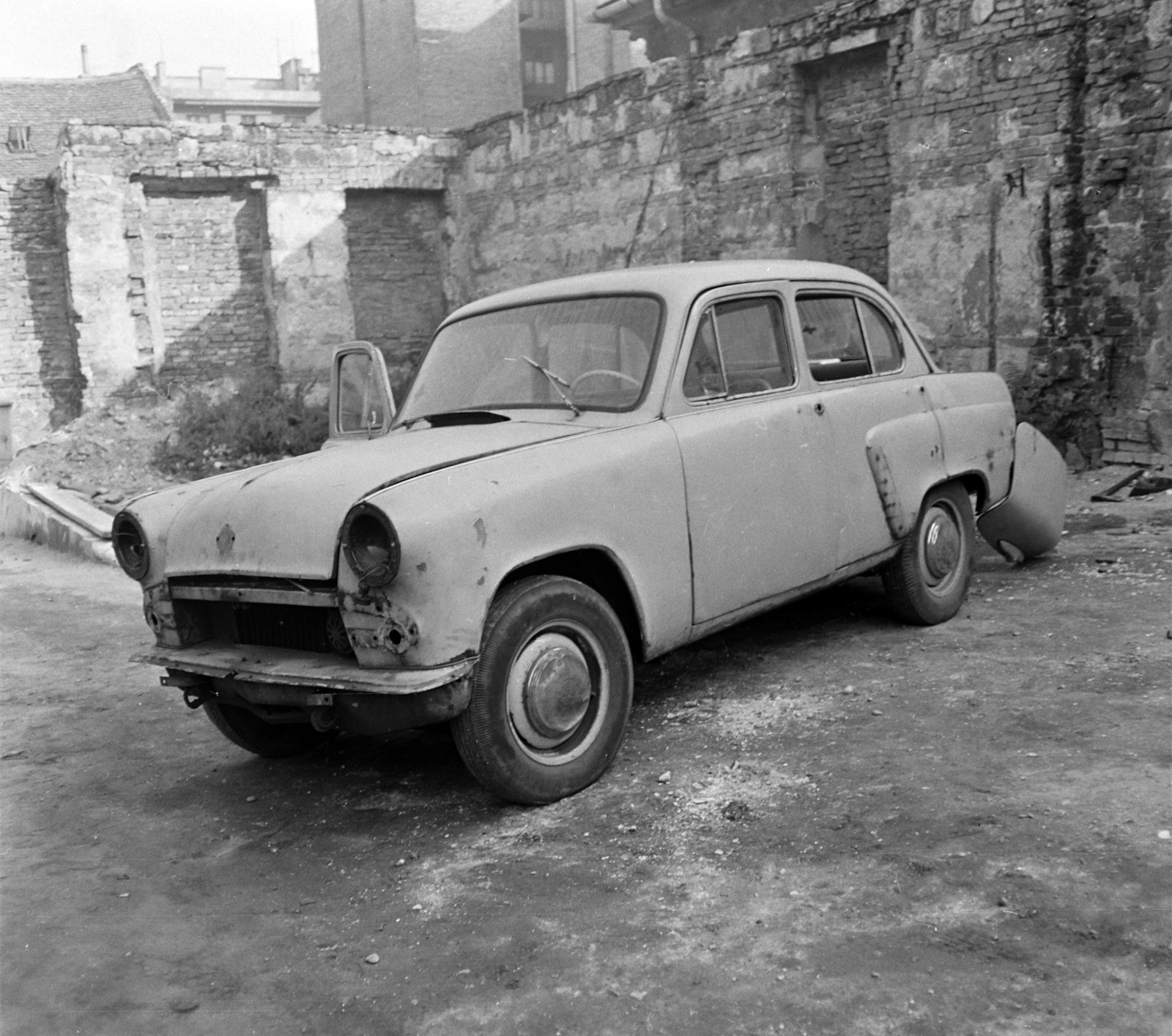 Hungary, A kép forrását kérjük így adja meg: Fortepan / Budapest Főváros Levéltára. Levéltári jelzet: HU.BFL.XV.19.c.10, 1963, Budapest Főváros Levéltára / BRFK helyszínelési fényképei, BRFK Hivatala Bűnügyi Technikai Osztály, Moskvitch-brand, wreck, automobile, Fortepan #104518