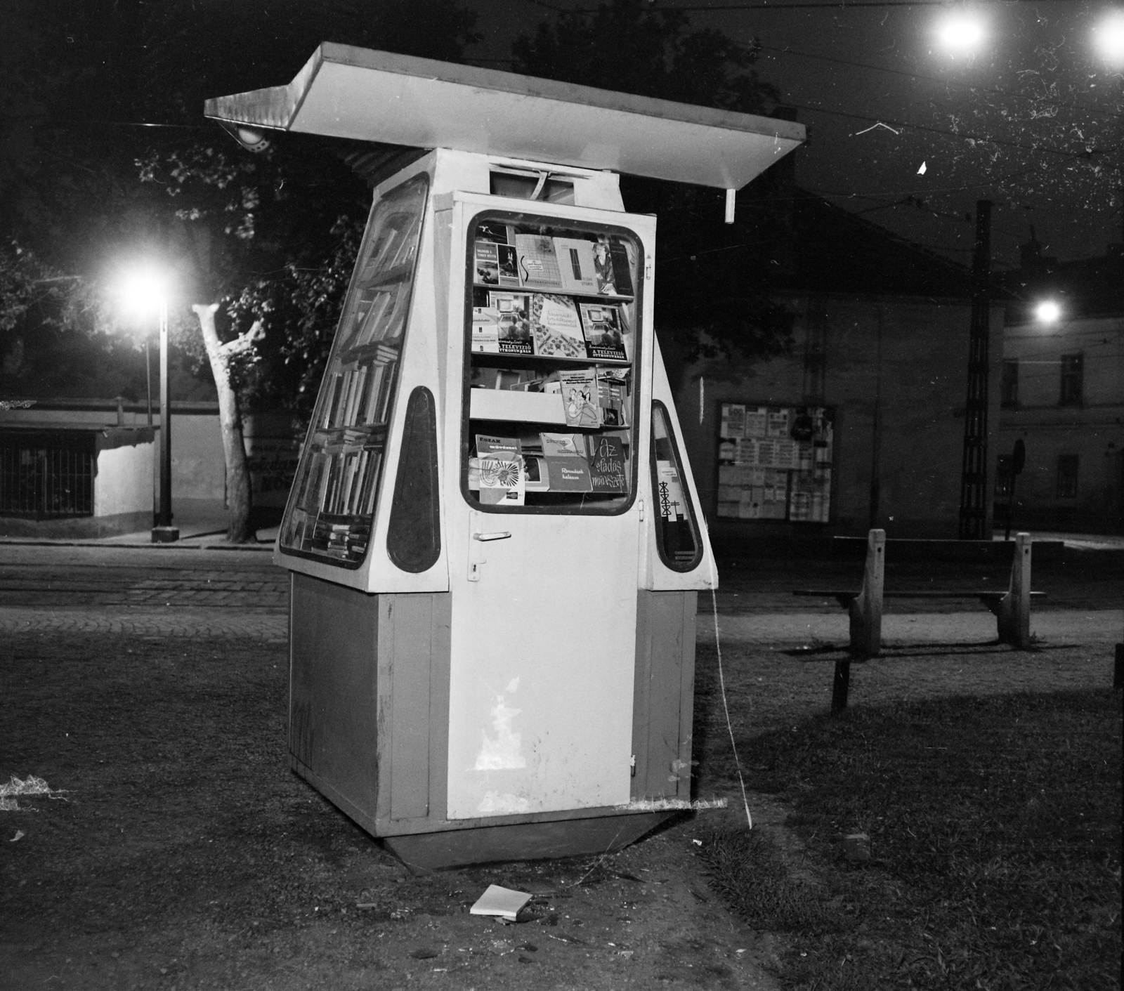 Hungary, Óbuda, Budapest III., Nagyszombat utca, könyvárusító bódé az Árpád Gimnázium előtt. Jobbra a Bécsi út. A kép forrását kérjük így adja meg: Fortepan / Budapest Főváros Levéltára. Levéltári jelzet: HU.BFL.XV.19.c.10, 1963, Budapest Főváros Levéltára / BRFK helyszínelési fényképei, BRFK Hivatala Bűnügyi Technikai Osztály, night, Budapest, book seller, Fortepan #104523