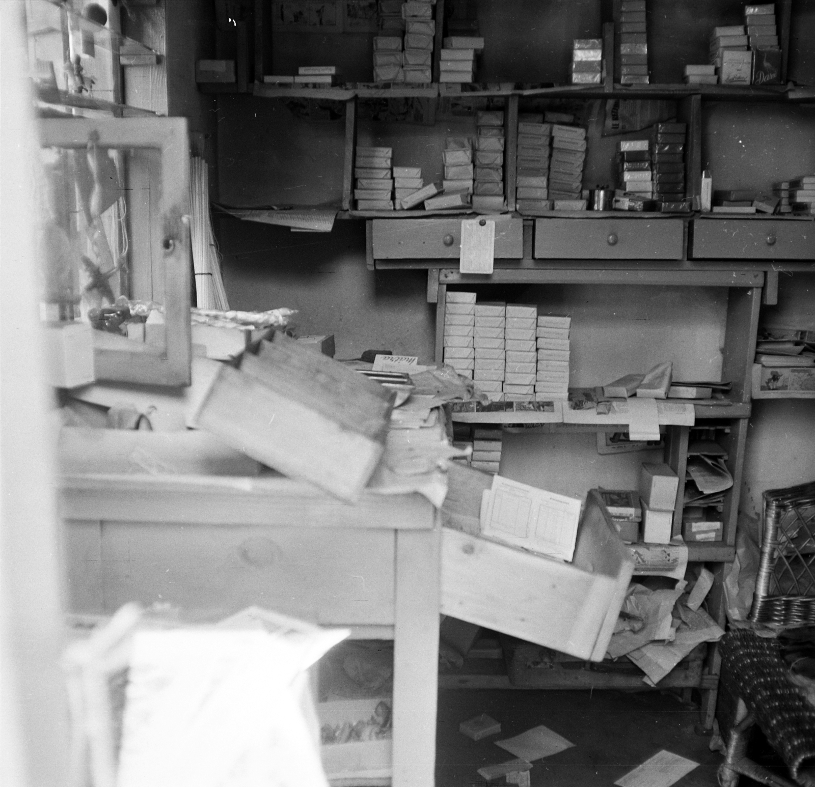 Hungary, A kép forrását kérjük így adja meg: Fortepan / Budapest Főváros Levéltára. Levéltári jelzet: HU.BFL.XV.19.c.10, 1963, Budapest Főváros Levéltára / BRFK helyszínelési fényképei, BRFK Hivatala Bűnügyi Technikai Osztály, tobacco shop, burglary, Fortepan #104524