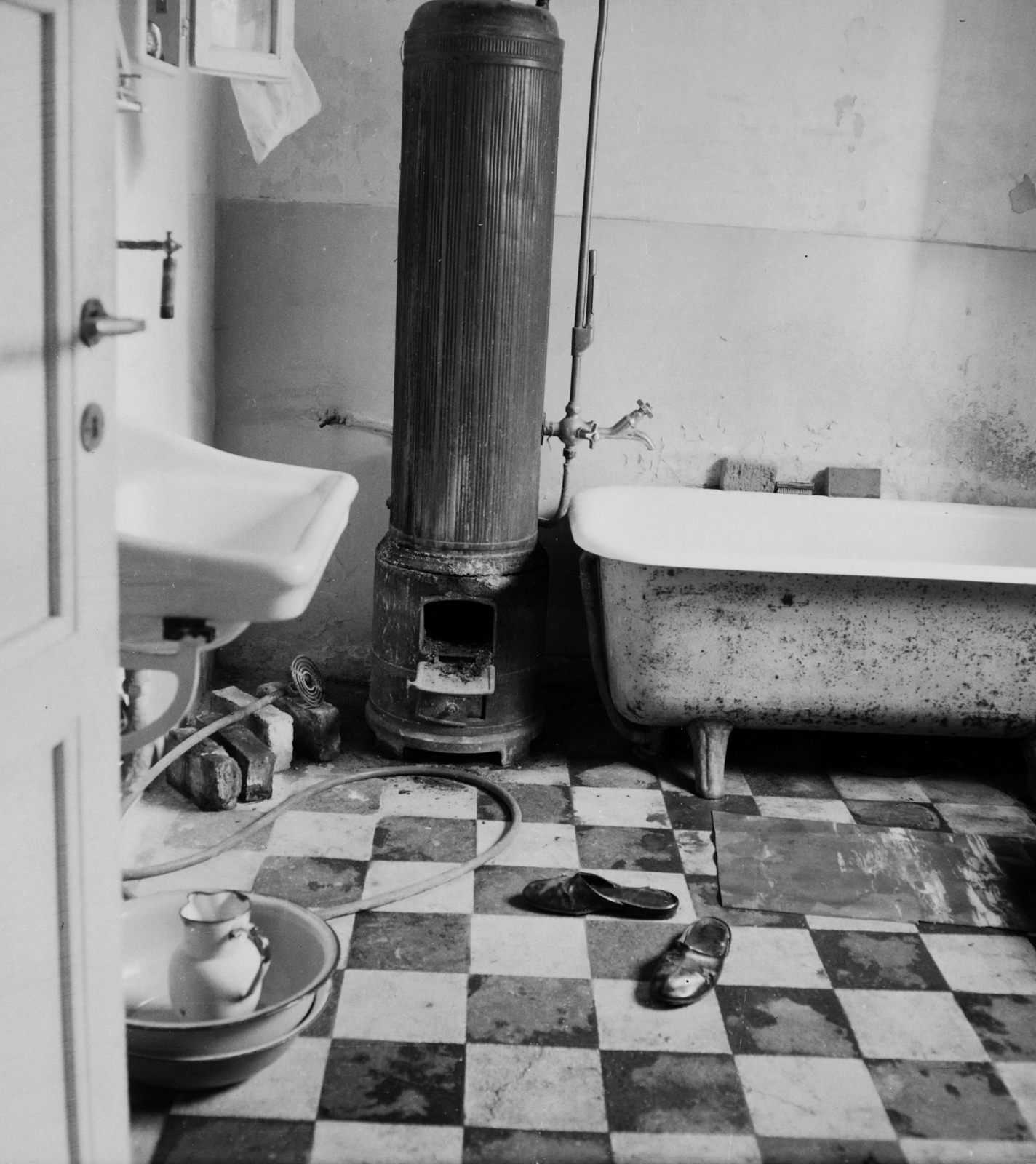 Magyarország, A kép forrását kérjük így adja meg: Fortepan / Budapest Főváros Levéltára. Levéltári jelzet: HU.BFL.XV.19.c.10, 1963, Budapest Főváros Levéltára / BRFK helyszínelési fényképei, BRFK Hivatala Bűnügyi Technikai Osztály, fürdőkád, mosdó, kályha, fürdőszoba, kancsó, papucs, Best of, Fortepan #104525