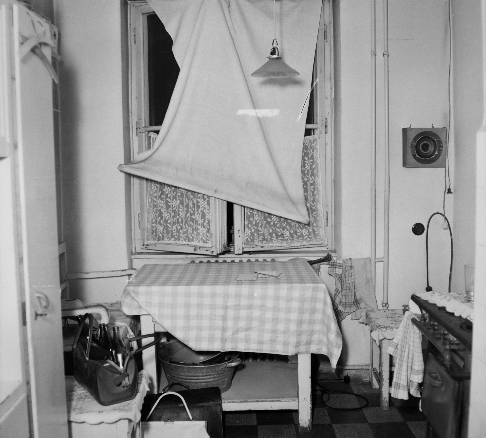 Magyarország, A kép forrását kérjük így adja meg: Fortepan / Budapest Főváros Levéltára. Levéltári jelzet: HU.BFL.XV.19.c.10, 1963, Budapest Főváros Levéltára / BRFK helyszínelési fényképei, BRFK Hivatala Bűnügyi Technikai Osztály, tűzhely, konyha, enteriőr, asztalterítő, Fortepan #104539