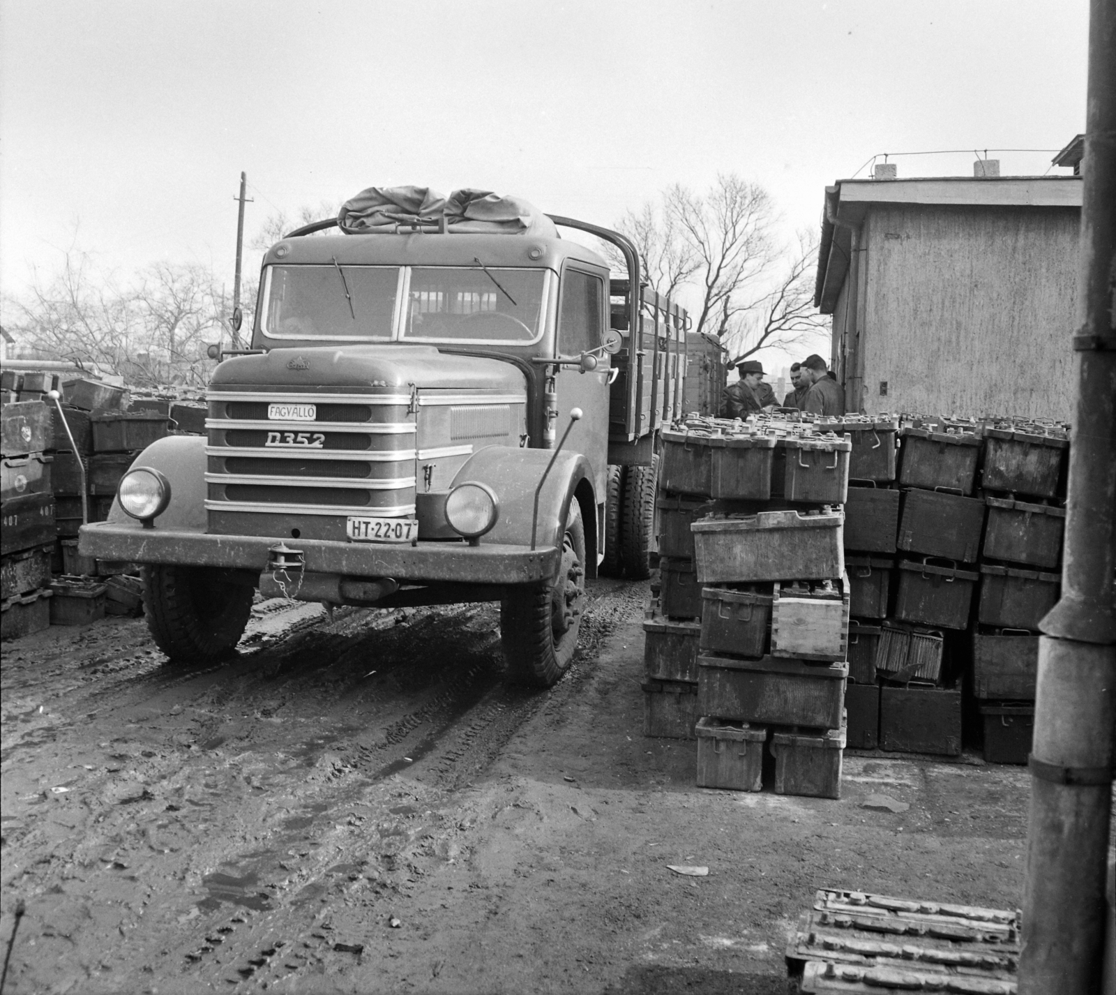 Hungary, A kép forrását kérjük így adja meg: Fortepan / Budapest Főváros Levéltára. Levéltári jelzet: HU.BFL.XV.19.c.10, 1963, Budapest Főváros Levéltára / BRFK helyszínelési fényképei, BRFK Hivatala Bűnügyi Technikai Osztály, Hungarian brand, commercial vehicle, Csepel-brand, number plate, battery, Fortepan #104545