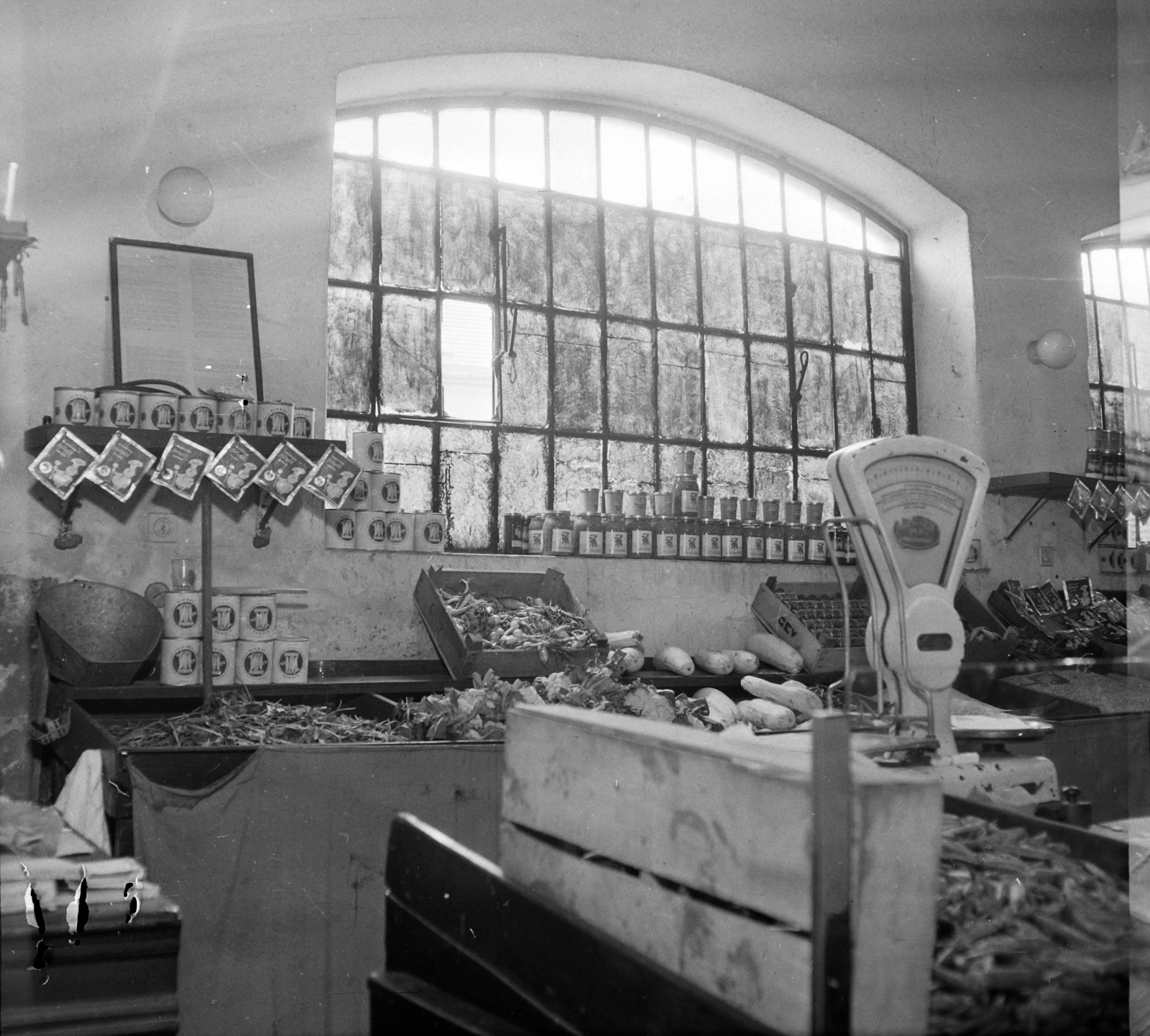 Hungary, A kép forrását kérjük így adja meg: Fortepan / Budapest Főváros Levéltára. Levéltári jelzet: HU.BFL.XV.19.c.10, 1963, Budapest Főváros Levéltára / BRFK helyszínelési fényképei, BRFK Hivatala Bűnügyi Technikai Osztály, greengrocer, scale, Fortepan #104546