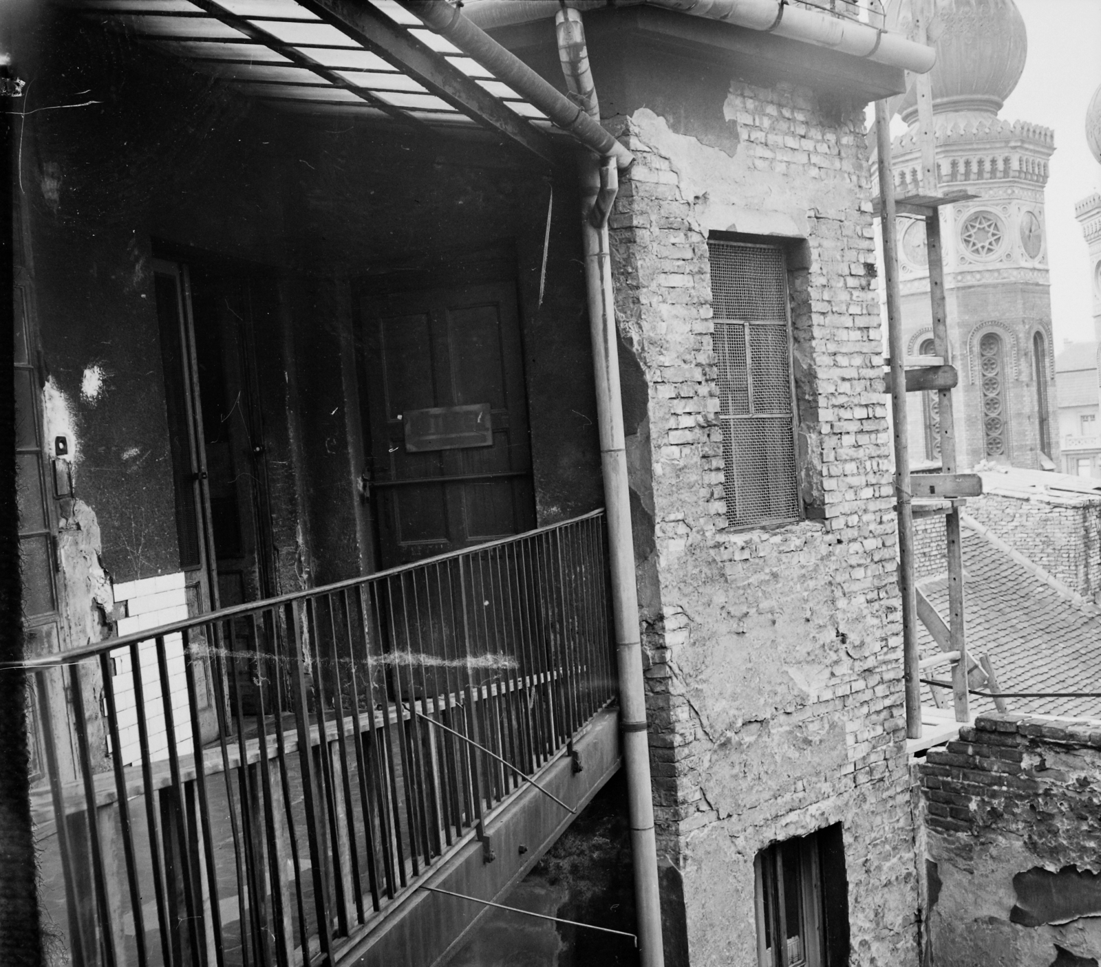 Hungary, Budapest VII., Dohány utca 12., háttérben a Dohány utcai zsinagóga. A kép forrását kérjük így adja meg: Fortepan / Budapest Főváros Levéltára. Levéltári jelzet: HU.BFL.XV.19.c.10, 1963, Budapest Főváros Levéltára / BRFK helyszínelési fényképei, BRFK Hivatala Bűnügyi Technikai Osztály, synagogue, judaism, Budapest, Moorish architecture, Ludwig Förster-design, Fortepan #104552