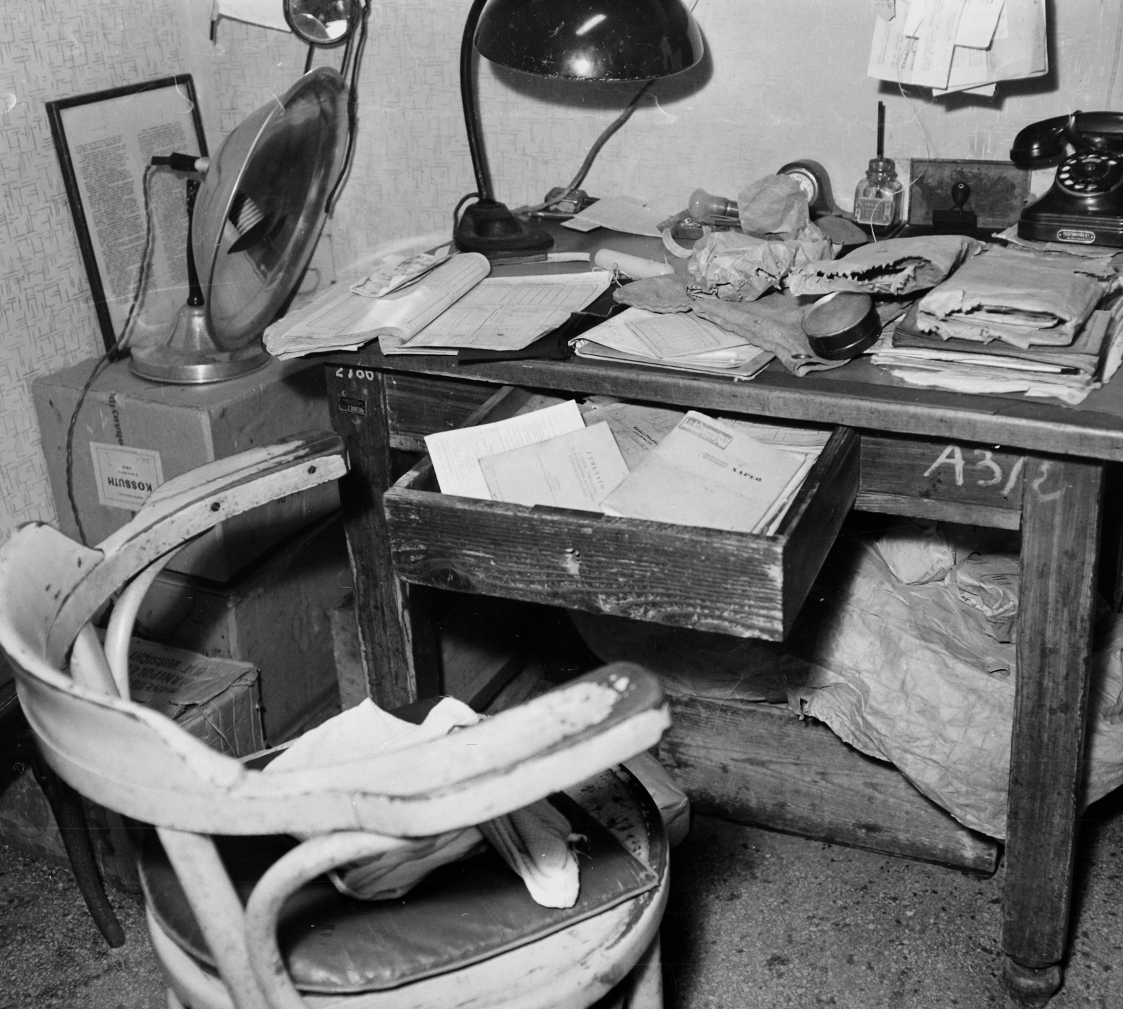 Magyarország, Budapest XIII., italbolt a Botond utca - Kassák Lajos utca (Fóti út) sarkán. A kép forrását kérjük így adja meg: Fortepan / Budapest Főváros Levéltára. Levéltári jelzet: HU.BFL.XV.19.c.10, 1963, Budapest Főváros Levéltára / BRFK helyszínelési fényképei, BRFK Hivatala Bűnügyi Technikai Osztály, iroda, lámpa, telefon, hősugárzó, rendetlenség, Budapest, Fortepan #104555