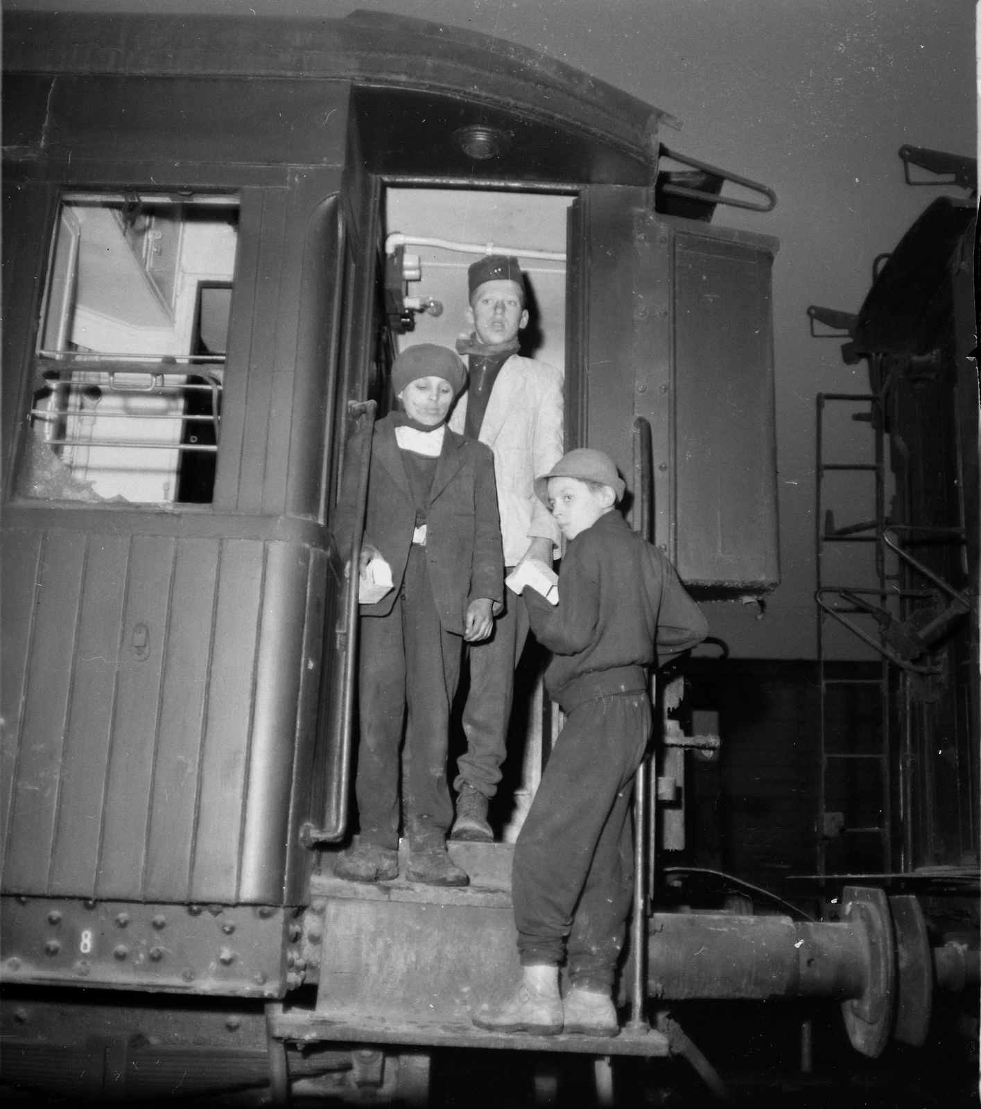Hungary, A kép forrását kérjük így adja meg: Fortepan / Budapest Főváros Levéltára. Levéltári jelzet: HU.BFL.XV.19.c.10, 1963, Budapest Főváros Levéltára / BRFK helyszínelési fényképei, BRFK Hivatala Bűnügyi Technikai Osztály, railway, kids, Fortepan #104558