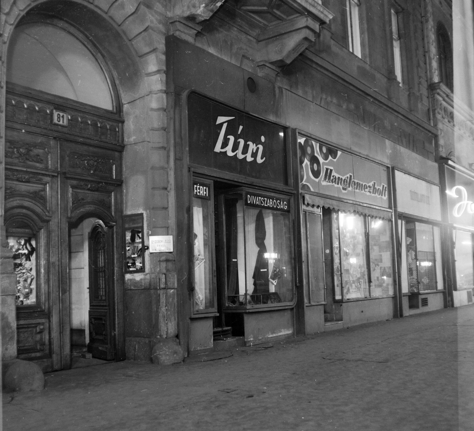 Hungary, Budapest VI., Teréz körút 27. (Lenin körút 81.). A kép forrását kérjük így adja meg: Fortepan / Budapest Főváros Levéltára. Levéltári jelzet: HU.BFL.XV.19.c.10, 1963, Budapest Főváros Levéltára / BRFK helyszínelési fényképei, BRFK Hivatala Bűnügyi Technikai Osztály, Budapest, record, gateway, tailors, Fortepan #104559