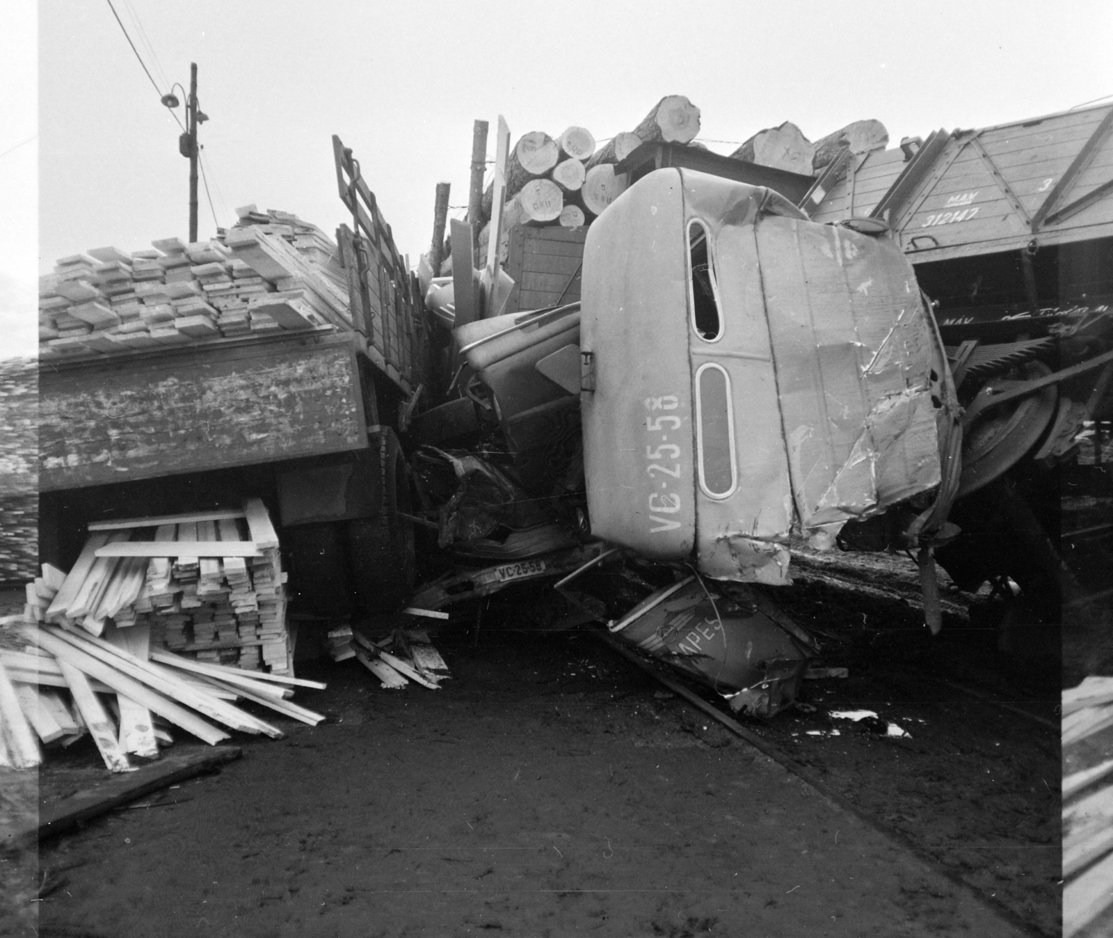 Hungary, A kép forrását kérjük így adja meg: Fortepan / Budapest Főváros Levéltára. Levéltári jelzet: HU.BFL.XV.19.c.10, 1964, Budapest Főváros Levéltára / BRFK helyszínelési fényképei, BRFK Hivatala Bűnügyi Technikai Osztály, accident, Csepel-brand, wreck, Fortepan #104564