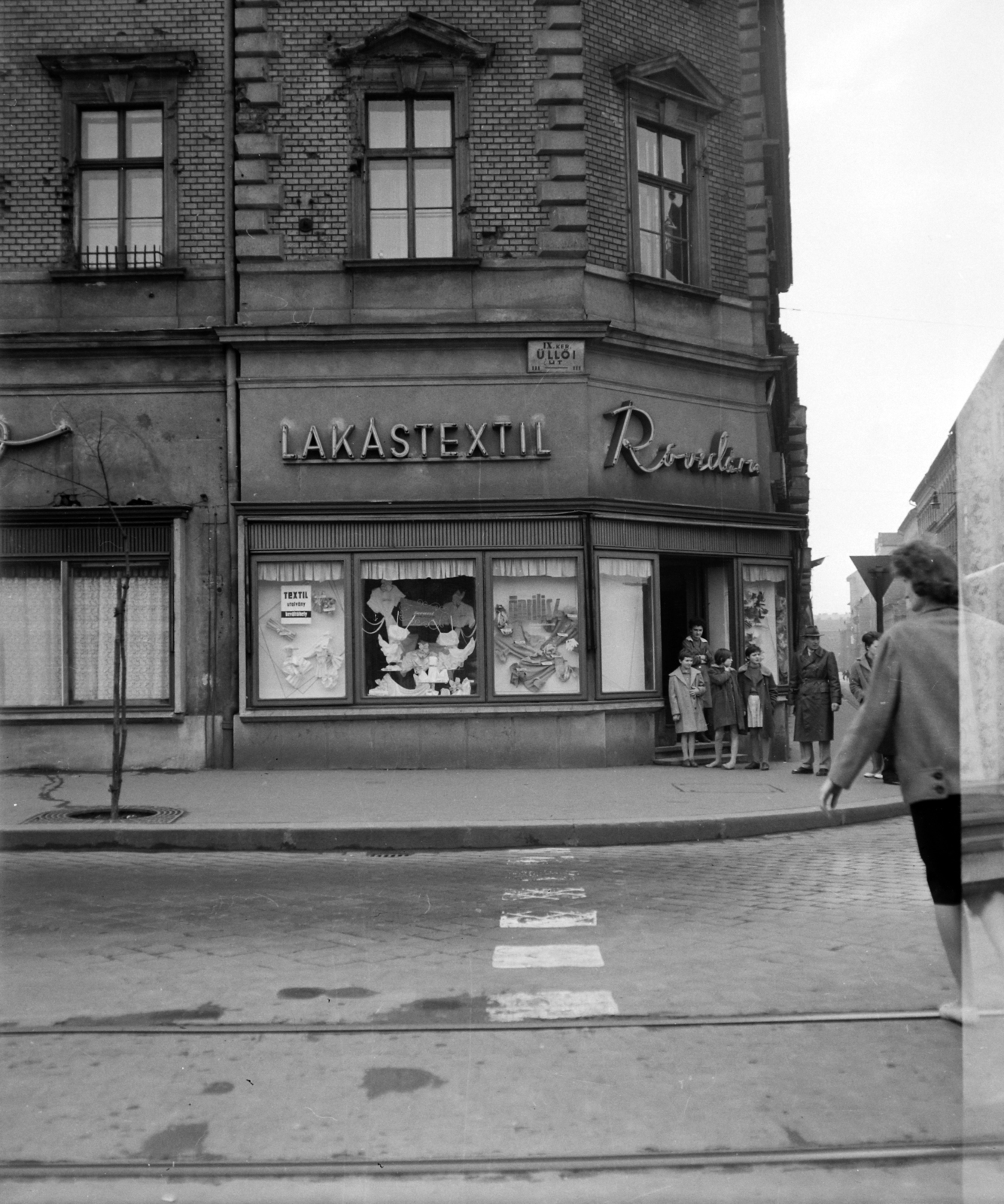 Hungary, Budapest IX., Üllői út, jobbra a Sobieski János utca. A kép forrását kérjük így adja meg: Fortepan / Budapest Főváros Levéltára. Levéltári jelzet: HU.BFL.XV.19.c.10, 1964, Budapest Főváros Levéltára / BRFK helyszínelési fényképei, BRFK Hivatala Bűnügyi Technikai Osztály, street view, Röltex-brand, Budapest, crosswalk, Fortepan #104568