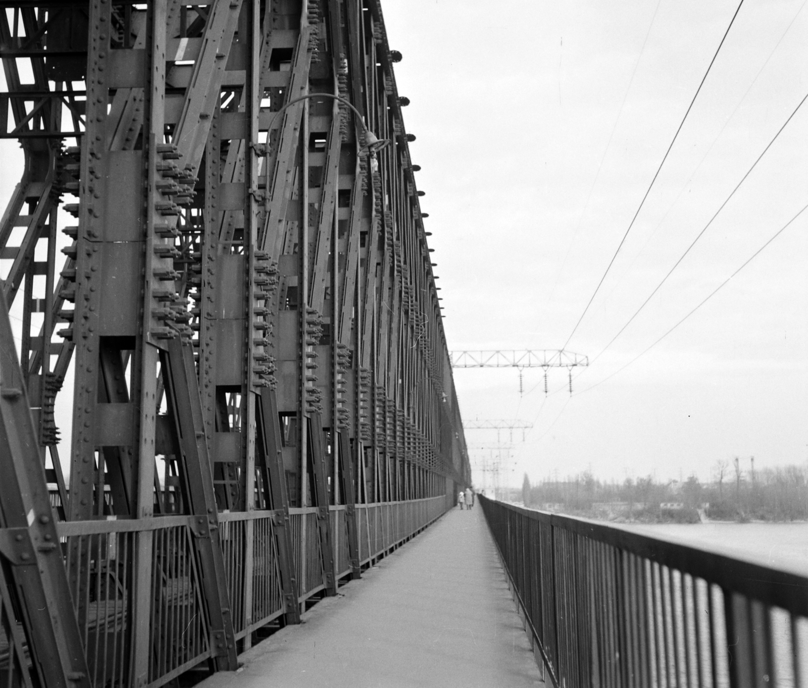 Hungary, Budapest III., Újpesti vasúti híd, a Népsziget felől a budai hídfő felé nézve. A kép forrását kérjük így adja meg: Fortepan / Budapest Főváros Levéltára. Levéltári jelzet: HU.BFL.XV.19.c.10, 1964, Budapest Főváros Levéltára / BRFK helyszínelési fényképei, BRFK Hivatala Bűnügyi Technikai Osztály, bridge, railway bridge, power line, Budapest, Fortepan #104581