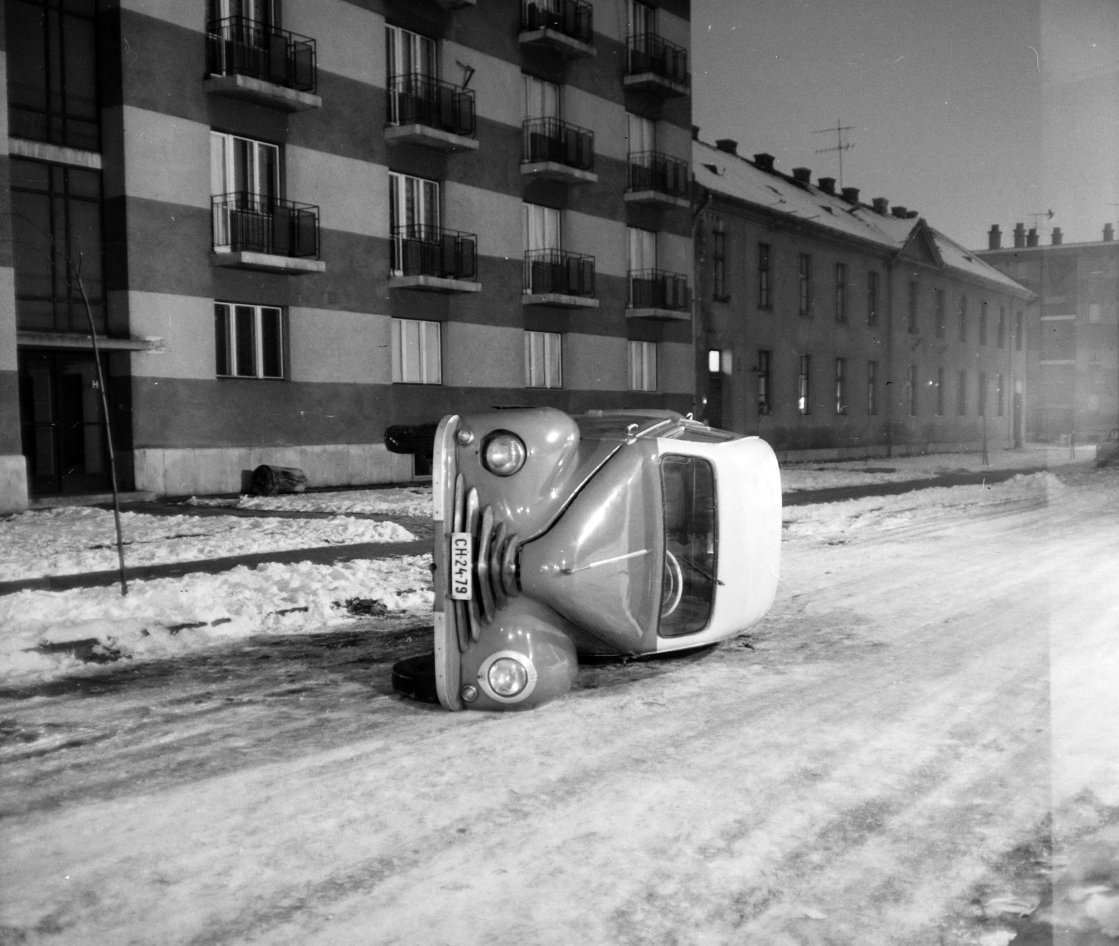 Magyarország, Budapest IV., Perényi Zsigmond (Paksi József) utca az 50. számú ház előtt. A kép forrását kérjük így adja meg: Fortepan / Budapest Főváros Levéltára. Levéltári jelzet: HU.BFL.XV.19.c.10, 1964, Budapest Főváros Levéltára / BRFK helyszínelési fényképei, BRFK Hivatala Bűnügyi Technikai Osztály, tél, hó, utcakép, este, Skoda 1101/1102 Tudor, rendszám, Budapest, Best of, Fortepan #104584
