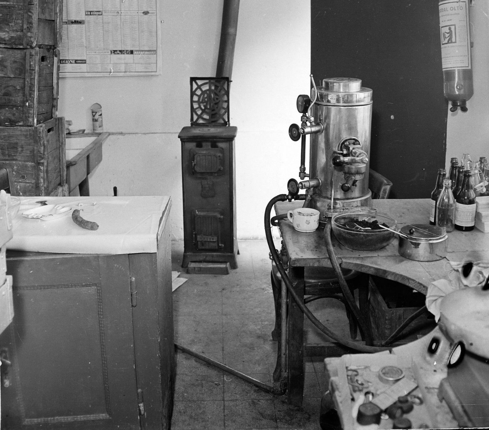 Hungary, A kép forrását kérjük így adja meg: Fortepan / Budapest Főváros Levéltára. Levéltári jelzet: HU.BFL.XV.19.c.10, 1964, Budapest Főváros Levéltára / BRFK helyszínelési fényképei, BRFK Hivatala Bűnügyi Technikai Osztály, iron stove, interior, chest, fire extinguisher, Fortepan #104586