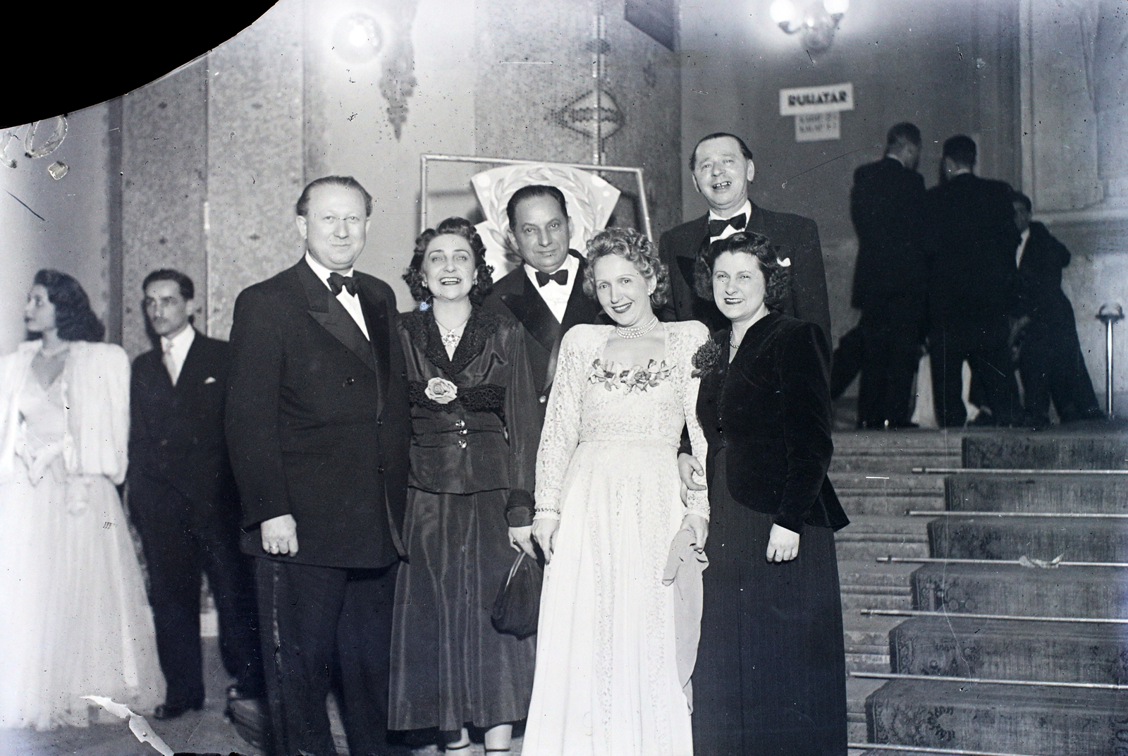 Hungary, Budapest XI., Gellért Gyógyfürdő, jubileumi bál résztvevői a főbejárat melletti lépcsőnél., 1948, Hámori Gyula, Budapest, lady, gentleman, tableau, evening gown, bow tie, Fortepan #104607