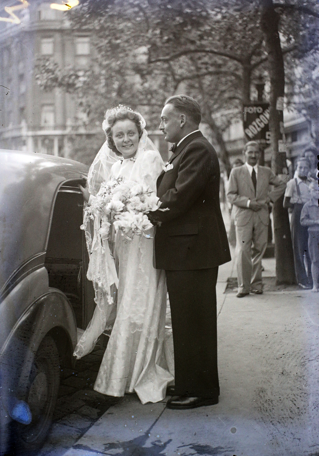 Hungary, Budapest V., Kálvin tér a református templomtól a Ráday utca felé nézve., 1946, Hámori Gyula, Budapest, gaping, groom, bride, entering the car, wedding ceremony, Fortepan #104613