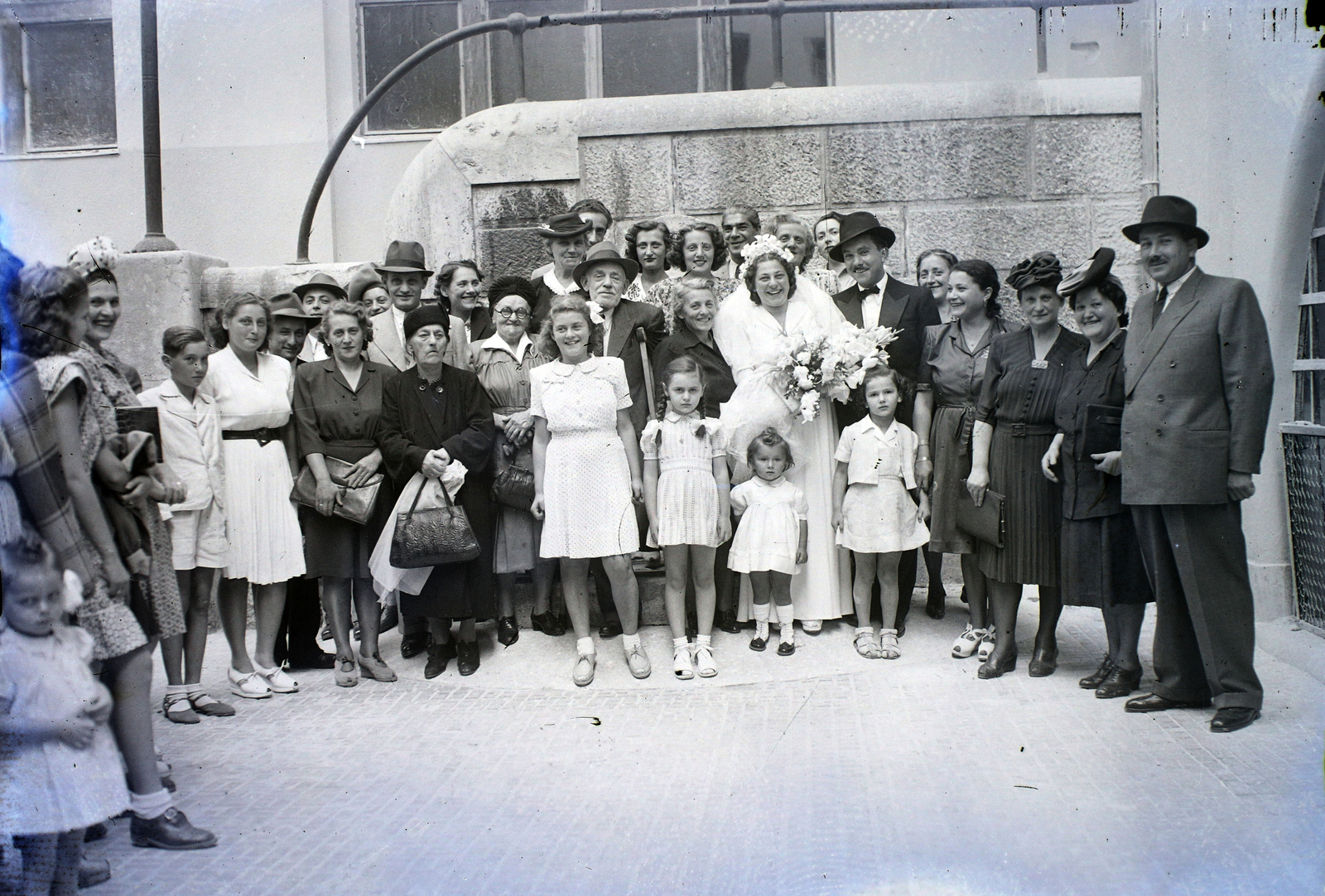Hungary, Budapest VII., a Kazinczy utcai orthodox központ udvara a zsinagógánál., 1947, Hámori Gyula, Budapest, wedding ceremony, Fortepan #104617