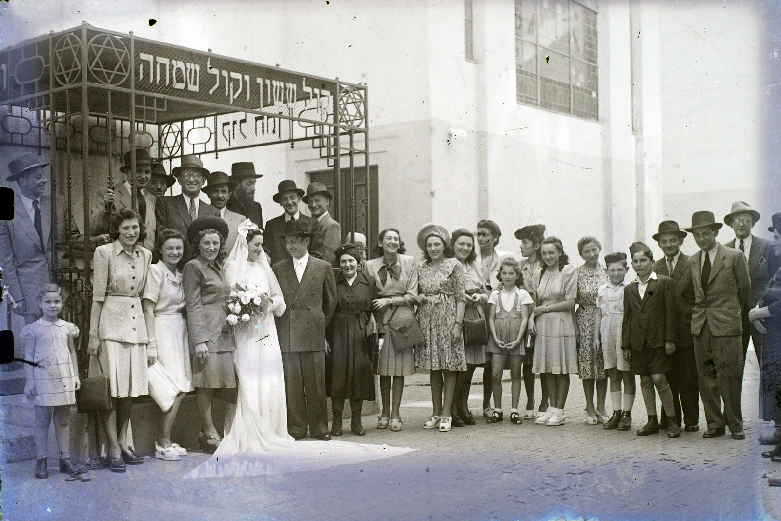 Magyarország, Budapest VII., a Kazinczy utcai orthodox központ udvara, hüpe (menyegzői baldachin) a zsinagógánál., 1947, Hámori Gyula, zsidóság, Budapest, héber írás, hüpe, Dávid csillag, esküvő, Fortepan #104619