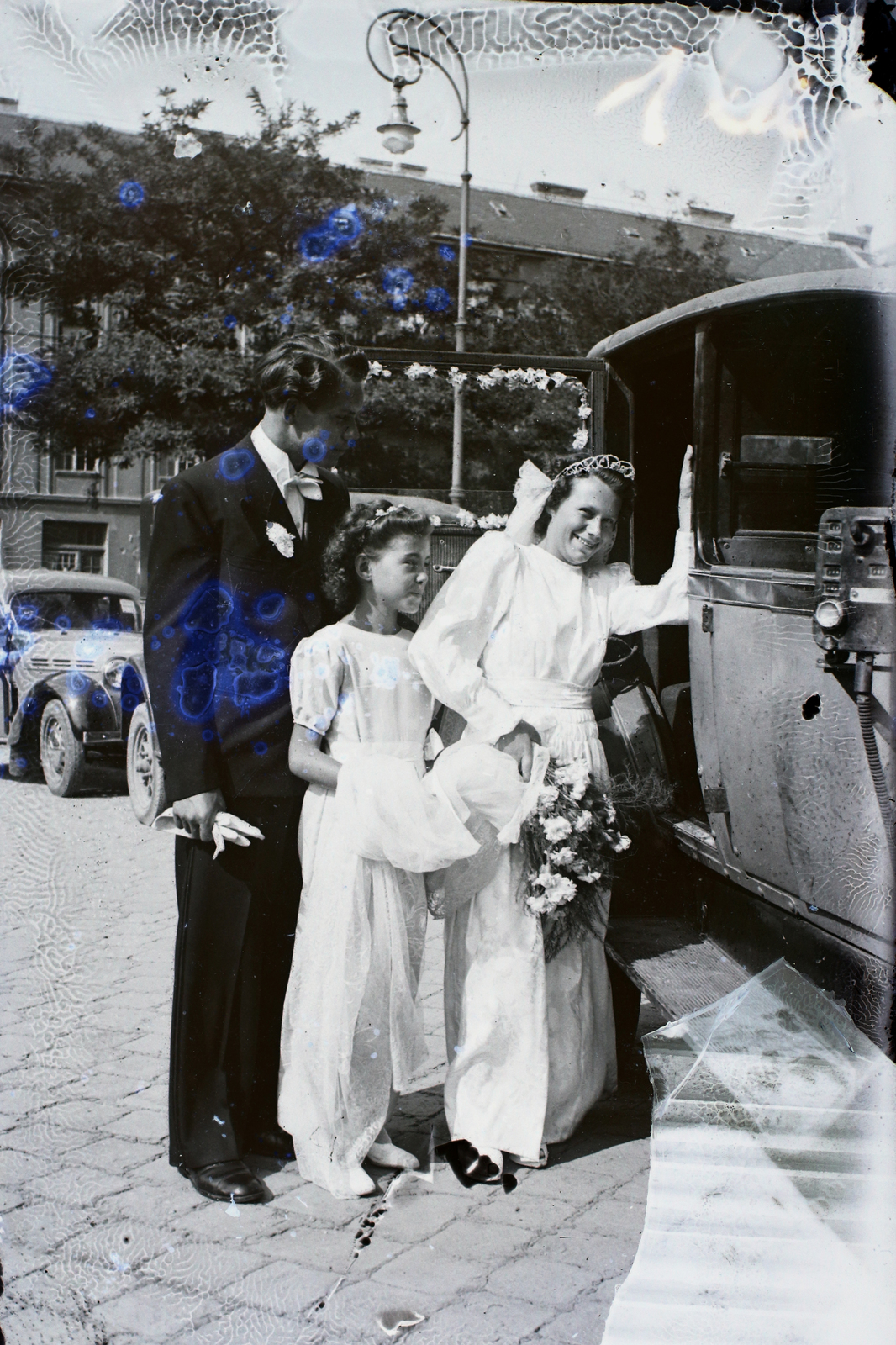 Magyarország, Budapest IX., Bakáts tér, a felvétel az Assisi Szent Ferenc-templom előtt készült., 1948, Hámori Gyula, taxi, Budapest, autóba szállás, koszorúslány, menyasszony, Fortepan #104624