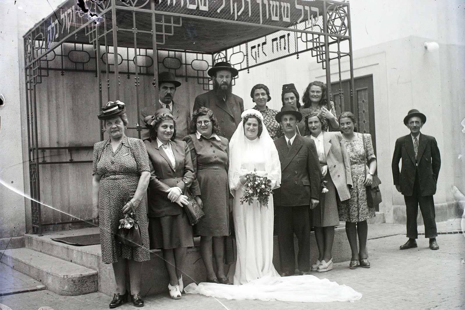 Magyarország, Budapest VII., a Kazinczy utcai orthodox központ udvara, hüpe (menyegzői baldachin) a zsinagógánál., 1947, Hámori Gyula, zsidóság, Budapest, héber írás, hüpe, Dávid csillag, esküvő, Fortepan #104626