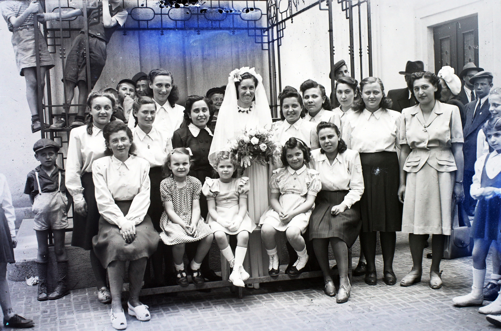 Hungary, Budapest VII., a Kazinczy utcai orthodox központ udvara, hüpe (menyegzői baldachin) a zsinagógánál., 1947, Hámori Gyula, judaism, Budapest, Hebrew script, chuppah, yellow star, wedding ceremony, Fortepan #104627