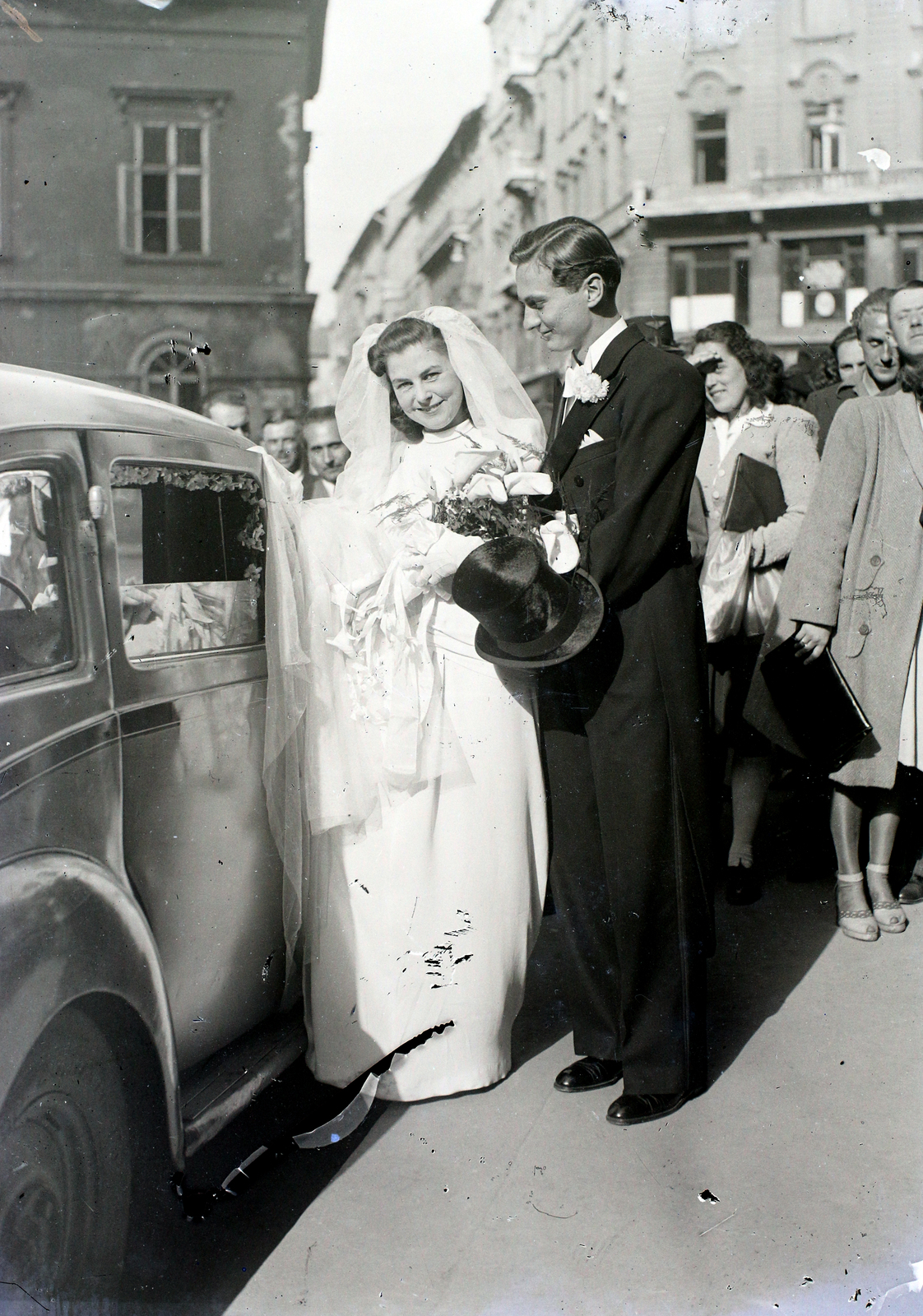 Hungary, Budapest V., Papnövelde (Prohászka Ottokár) utca az Egyetemi templom előtt. A háttérben balra a Károlyi-palota, szemben a Henszlmann Imre (Kaplony) utca., 1946, Hámori Gyula, Budapest, groom, bride, Fortepan #104651