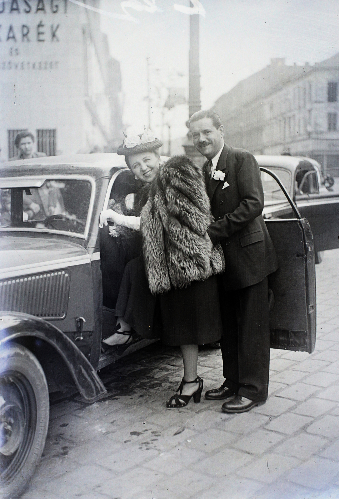 Magyarország, Budapest V.,Budapest IX., Kálvin tér a református templom előtt a Vámház körút felé nézve, jobbra a Királyi Pál utca torkolata., 1946, Hámori Gyula, Budapest, vőlegény, menyasszony, autóba szállás, Fortepan #104656