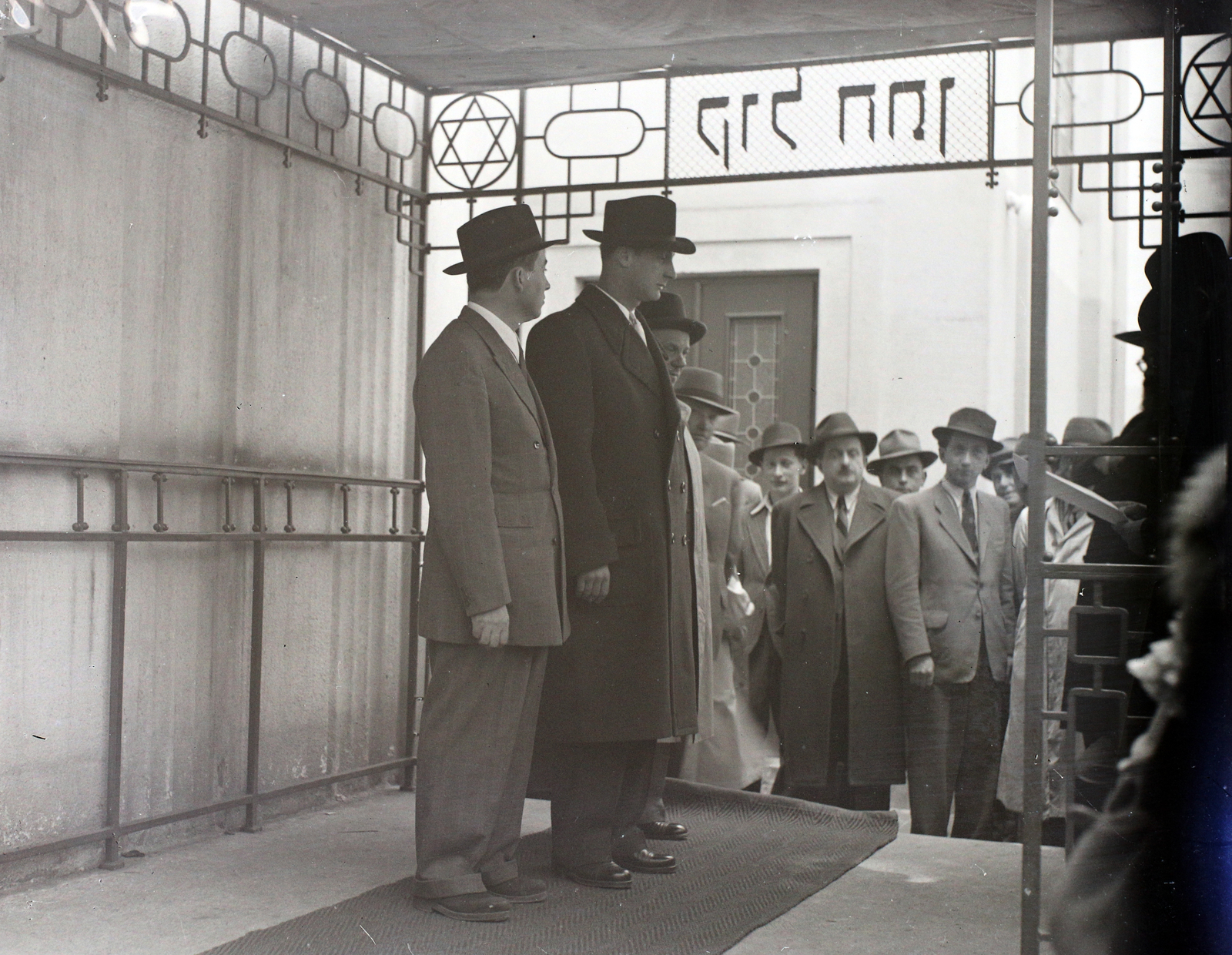 Magyarország, Budapest VII., a Kazinczy utcai orthodox központ udvara, hüpe (menyegzői baldachin) a zsinagógánál., 1947, Hámori Gyula, zsidóság, Budapest, héber írás, hüpe, Dávid csillag, esküvő, Fortepan #104657