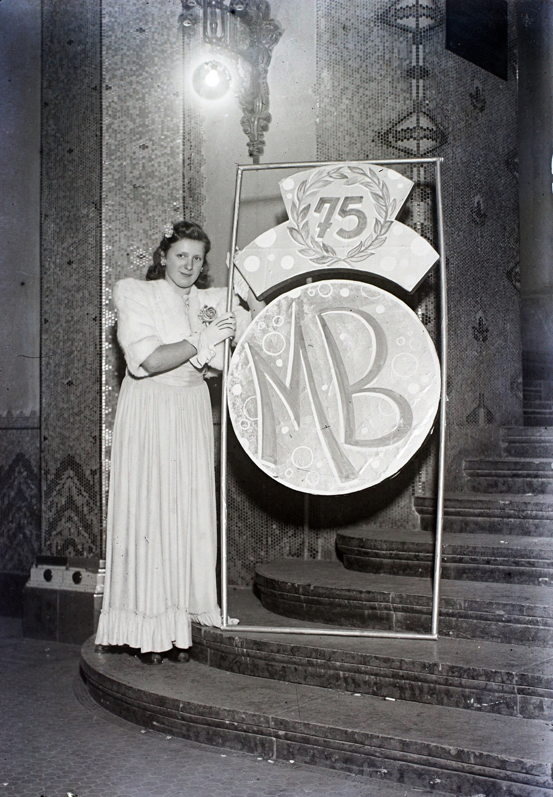 Magyarország, Budapest XI., Gellért Gyógyfürdő, jubileumi bál résztvevője a főbejárat melletti lépcsőnél., 1948, Hámori Gyula, Budapest, hölgy, fehér ruha, Fortepan #104659