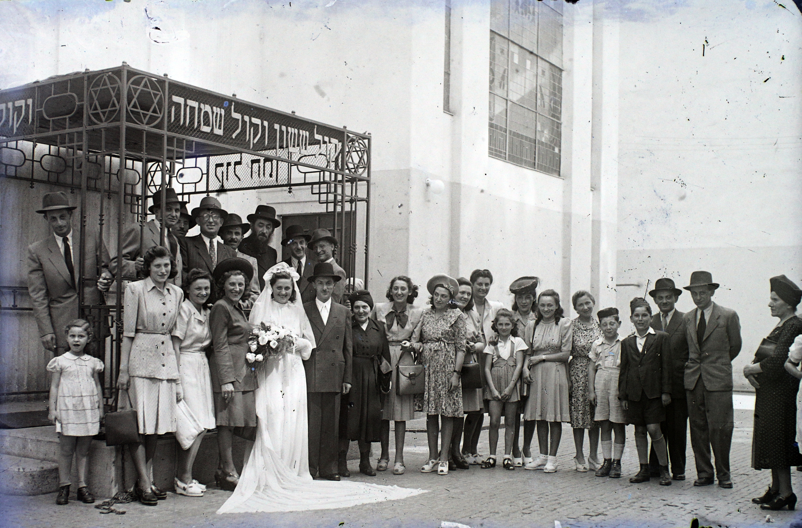 Magyarország, Budapest VII., a Kazinczy utcai orthodox központ udvara, hüpe (menyegzői baldachin) a zsinagógánál., 1947, Hámori Gyula, zsidóság, Budapest, héber írás, hüpe, Dávid csillag, esküvő, Fortepan #104670