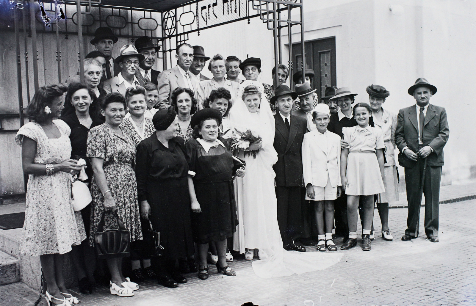 Hungary, Budapest VII., a Kazinczy utcai orthodox központ udvara, balra a hüpe (menyegzői baldachin) a zsinagógánál., 1947, Hámori Gyula, judaism, Budapest, chuppah, wedding ceremony, Fortepan #104706