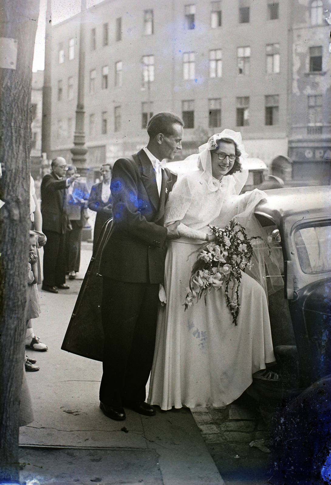 Hungary, Budapest V.,Budapest IX., Kálvin tér a református templomtól a Vámház körút irányába nézve, háttérben a Királyi Pál utca torkolata., 1946, Hámori Gyula, Budapest, groom, bride, entering the car, Fortepan #104712