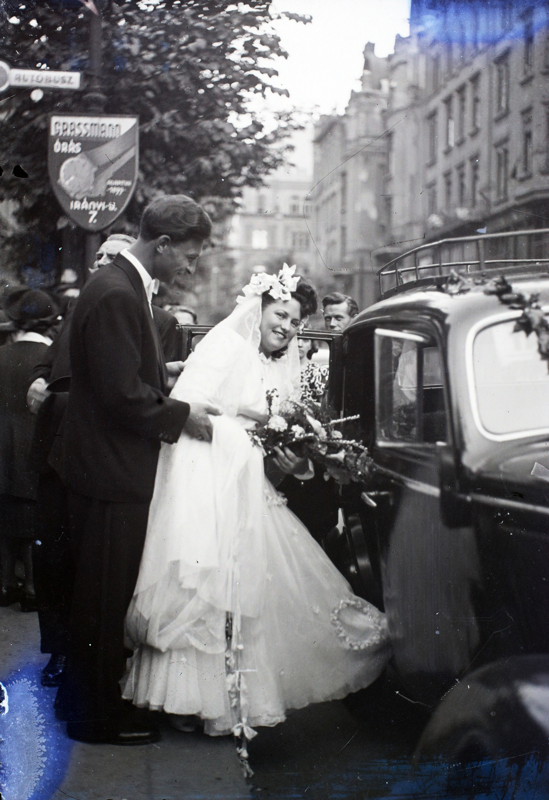 Hungary, Budapest V., Ferenciek tere az Irányi utca felé nézve, a felvétel a Belvárosi Ferences templom előtt készült., 1947, Hámori Gyula, Budapest, clockmaker, wedding ceremony, entering the car, Fortepan #104715