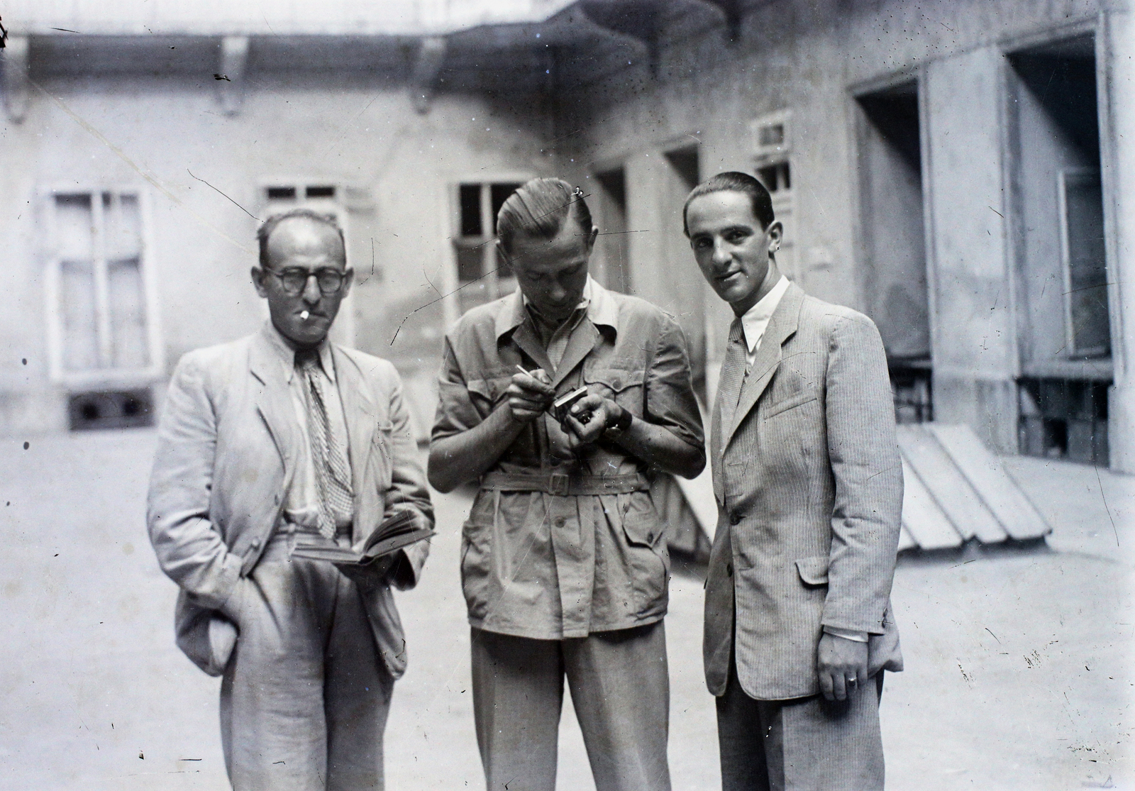 Hungary, Budapest VII., Kertész (Nagyatádi Szabó) utca 32., ortodox iskola és hitközségi napközi otthon udvara., 1946, Hámori Gyula, Budapest, men, smoking, notebook, book, Fortepan #104717