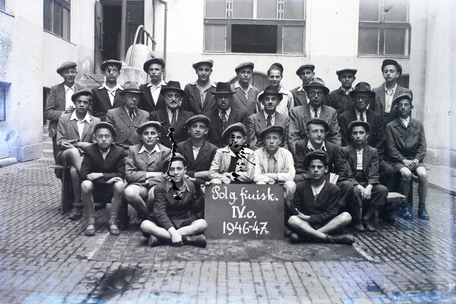 Magyarország, Budapest VII., a Kazinczy utcai orthodox központ udvara a zsinagógánál. Csoportkép egy negyedikes fiúosztályról., 1947, Hámori Gyula, Budapest, Fortepan #104718