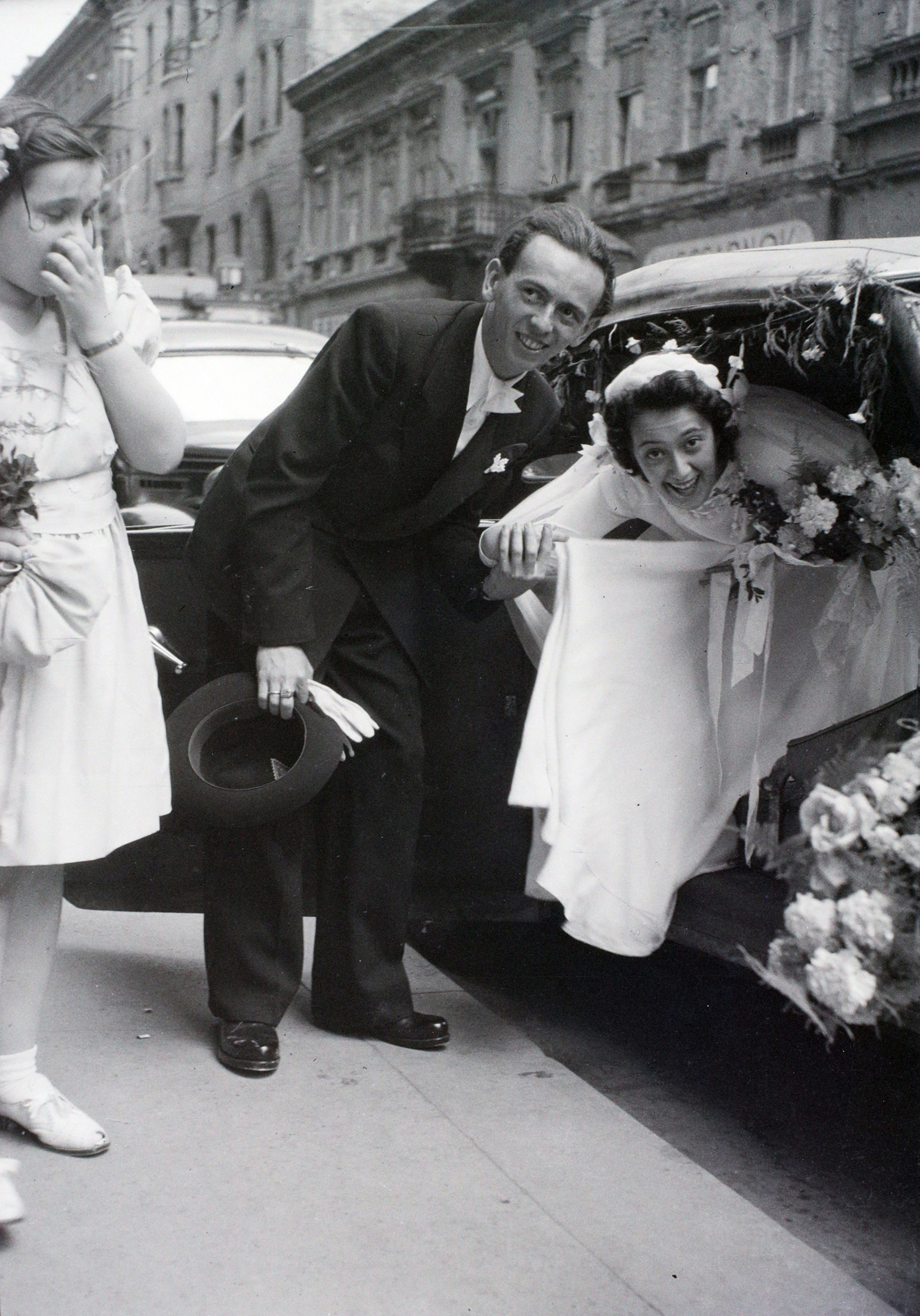 Hungary, Budapest VI.,Budapest VII., Király utca a Lövölde tér irányába nézve, a felvétel a 102. számú ház előtt készült., 1947, Hámori Gyula, Budapest, wedding ceremony, Fortepan #104734