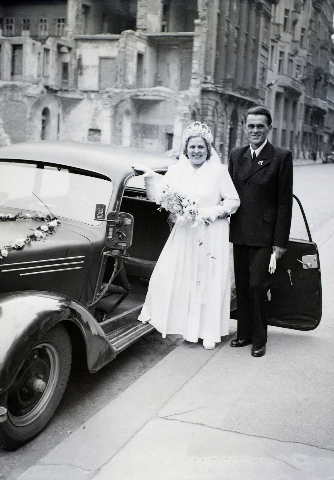 Hungary, Budapest V., Szent István tér a Szent István-bazilika főbejárata előtt, háttérben a Hercegprímás (Wekerle Sándor) utca házsora., 1947, Hámori Gyula, Budapest, wedding ceremony, entering the car, Fortepan #104735