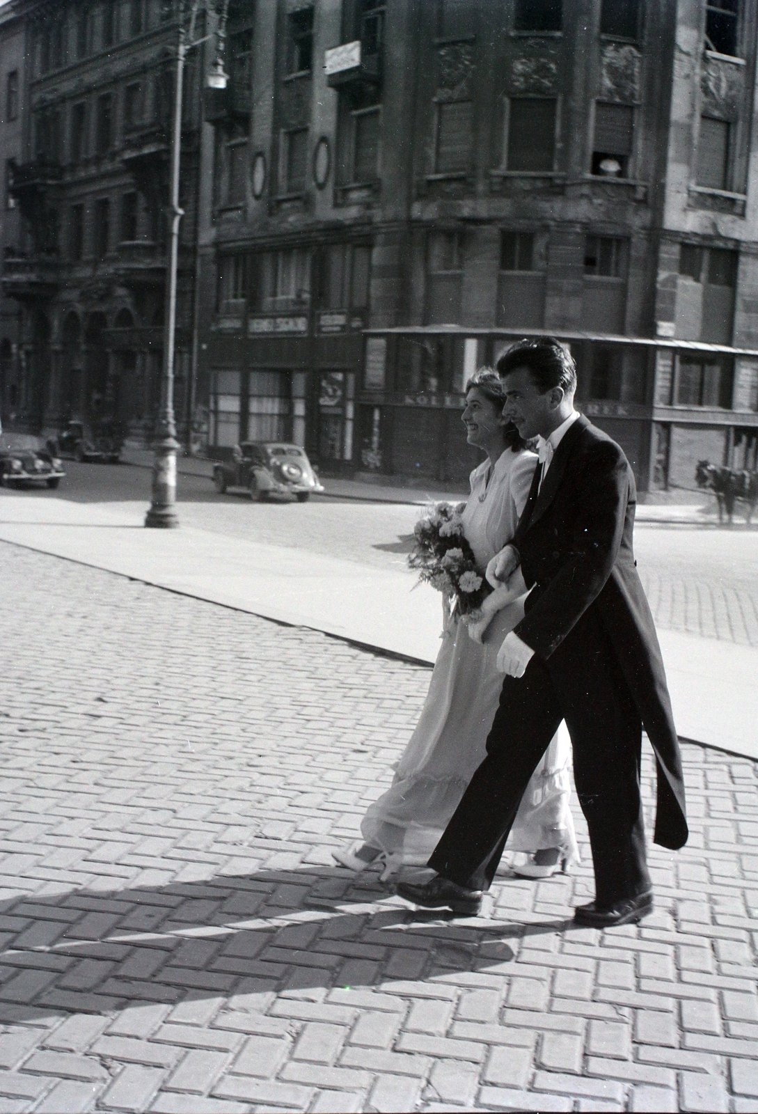 Magyarország, Budapest V., Szent István tér, a felvétel a Szent István-bazilika főbejárata előtt készült, Szemben a Hercegprímás (Wekerle Sándor) utca sarkán álló ház., 1947, Hámori Gyula, Budapest, esküvő, Fortepan #104741