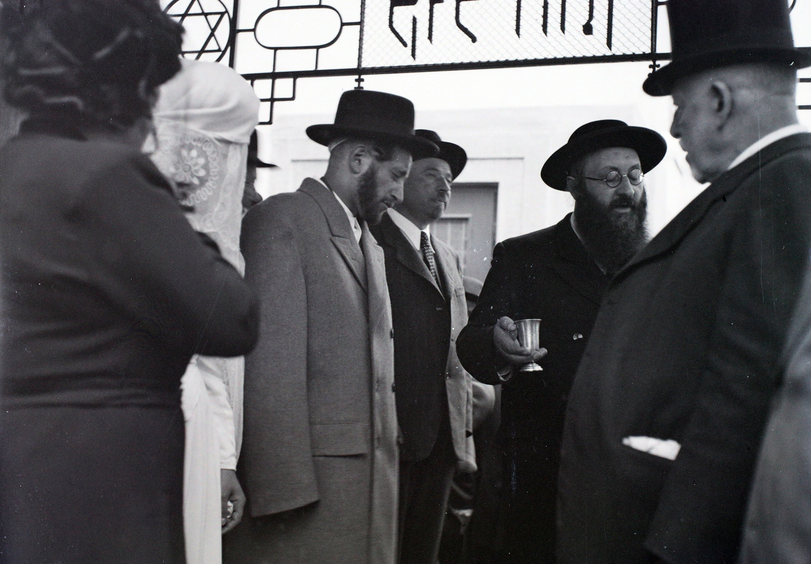 Magyarország, Budapest VII., a Kazinczy utcai orthodox központ udvara, hüpe (menyegzői baldachin) a zsinagógánál., 1947, Hámori Gyula, esküvő, zsidóság, rabbi, Budapest, hüpe, Fortepan #104744
