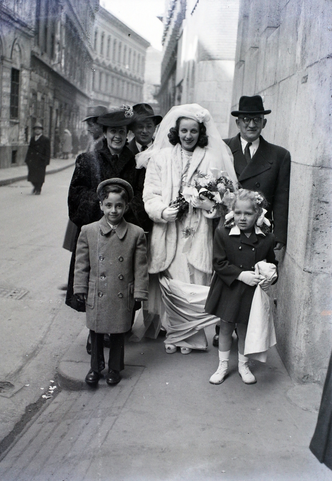 Hungary, Budapest VII., Kazinczy utca, a felvétel a zsinagóga előtt készült., 1947, Hámori Gyula, Budapest, wedding ceremony, bridesmaid, Fortepan #104746