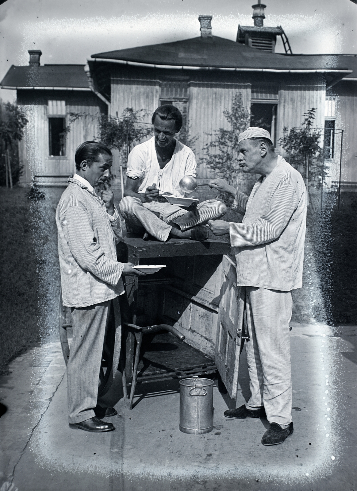 1932, Kurutz Márton, csoportkép, tréfálkozás, póz, ülés keresztbe tett lábakkal, hárman, Fortepan #10475